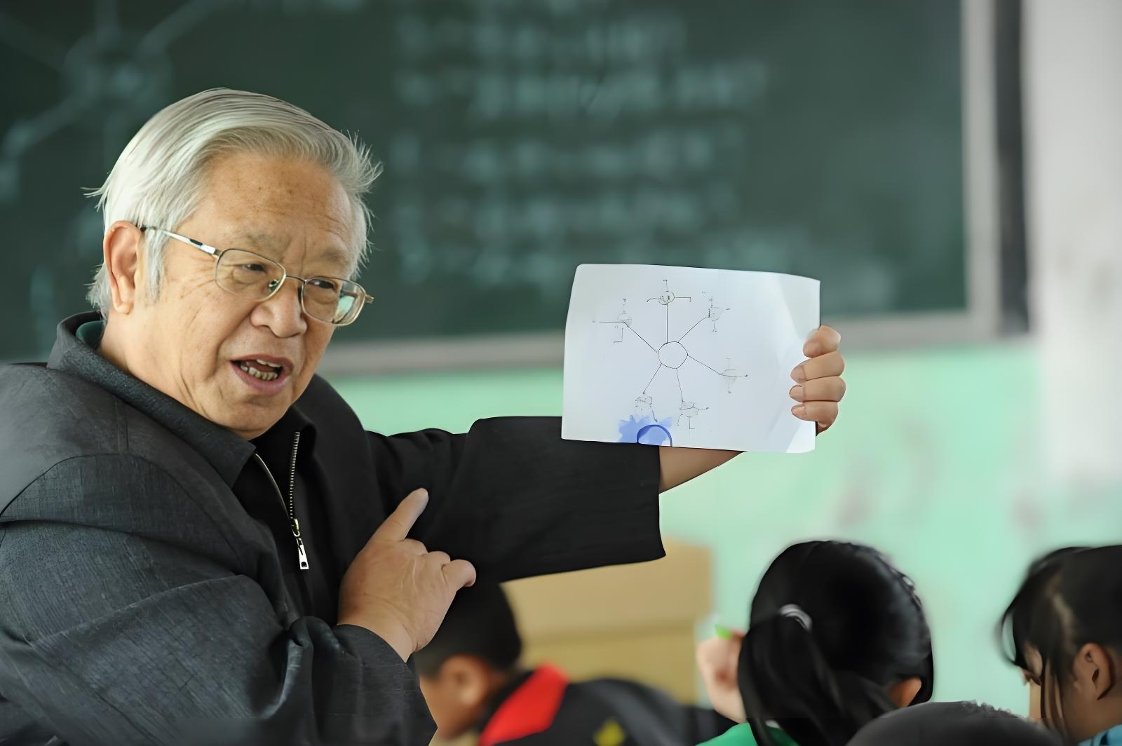 当医生从他贴身口袋里翻出半张写着"尖山苗寨小学"