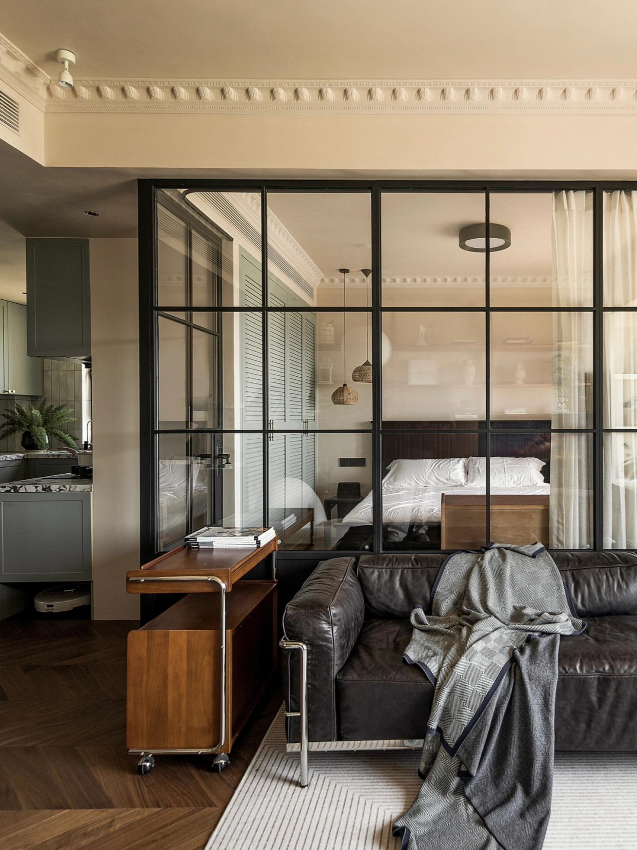 无边界的家 氛围感玻璃沙发背景墙