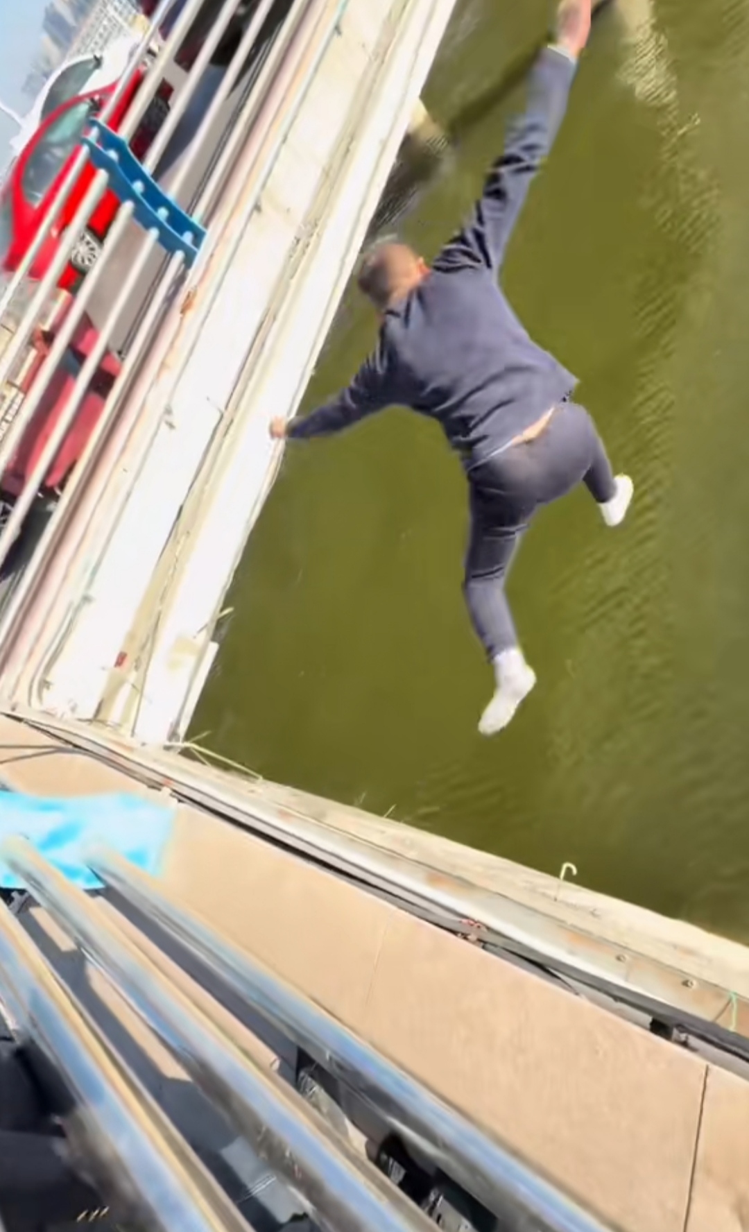 临沂k35路公交司机张师傅,看到有人落水,他奋不顾身,跳了下去!