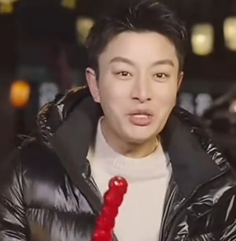 贾乃亮迅速发文辟谣,配图是两只宠物狗,他说"过个年又胖了,就你俩最