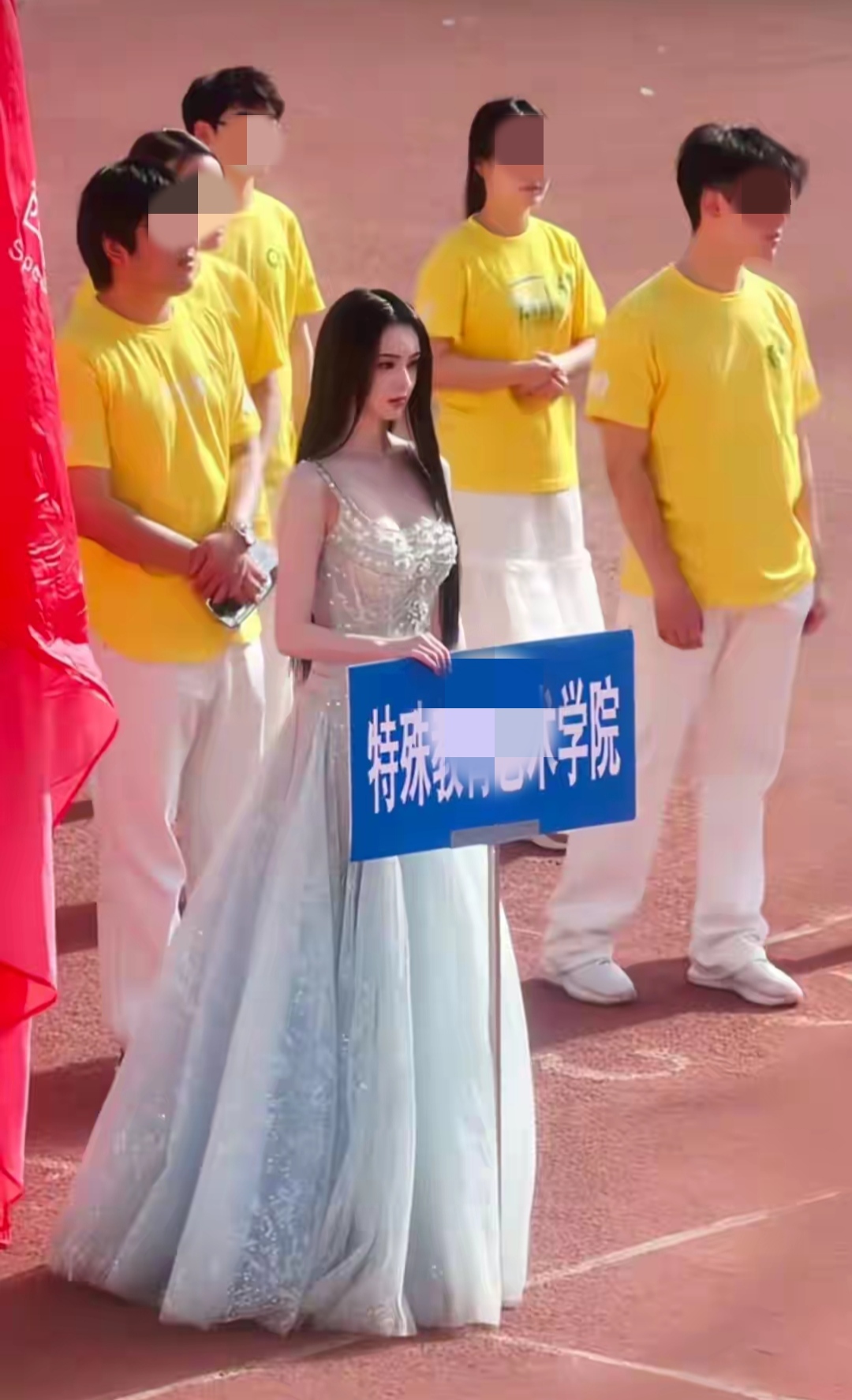 近日,在西安美院运动会上,一位举牌女生因为过于美丽精致的容颜,引起