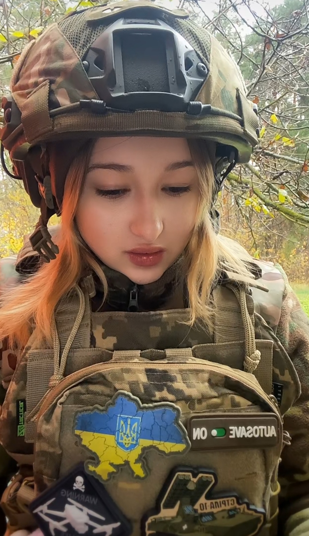 一名自称乌克兰女兵的博主在某短视频平台开启了直播当然直播间里