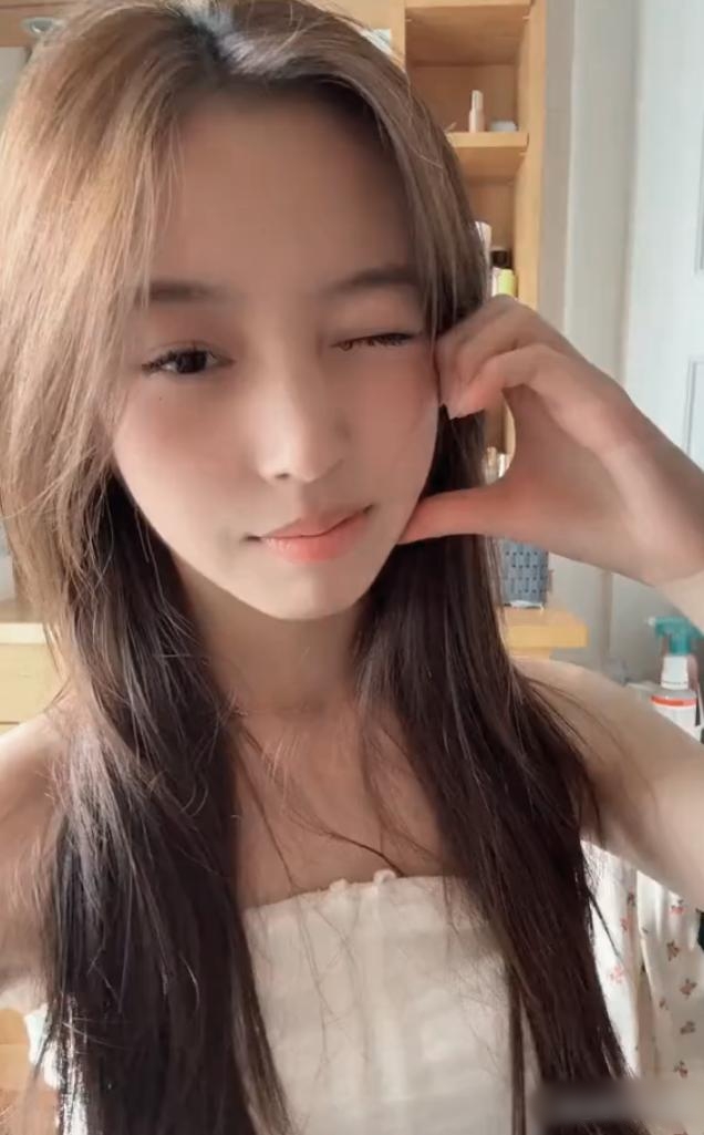赵薇女儿海量私房照曝光,15岁的黄新脱胎换骨,已经长成亭亭玉立的小