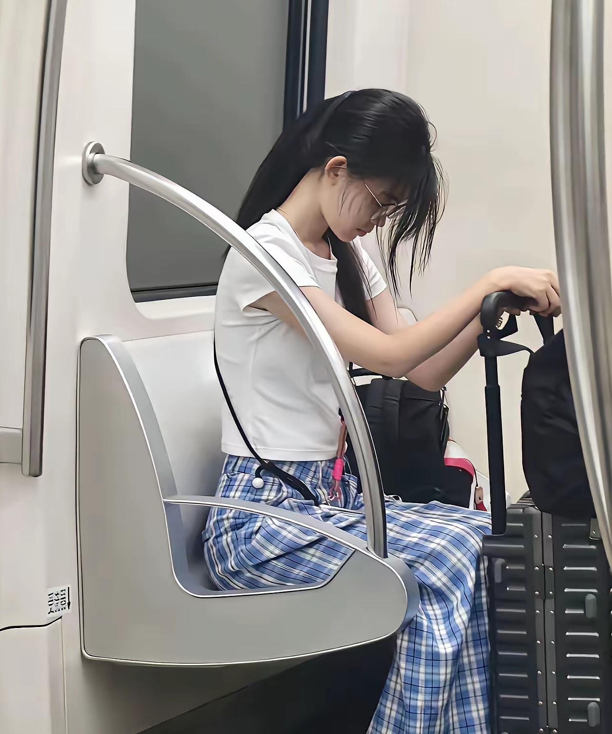 地铁上这个安安静静坐着的女孩子,确实给人一种舒服的感觉