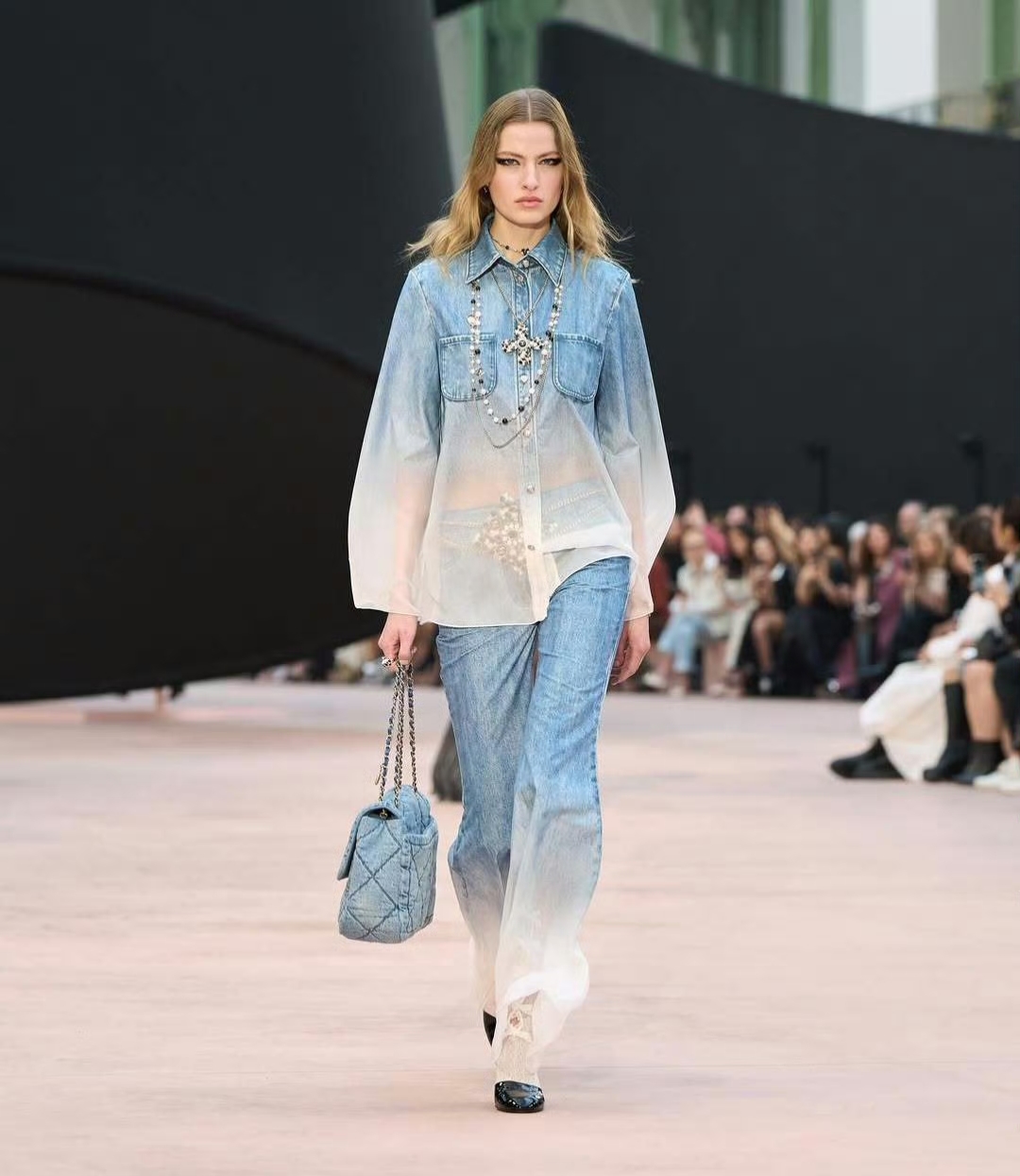 香奈儿这套衣服好神奇,怎么做到上面是牛仔下面是纱,看起来却没有缝合