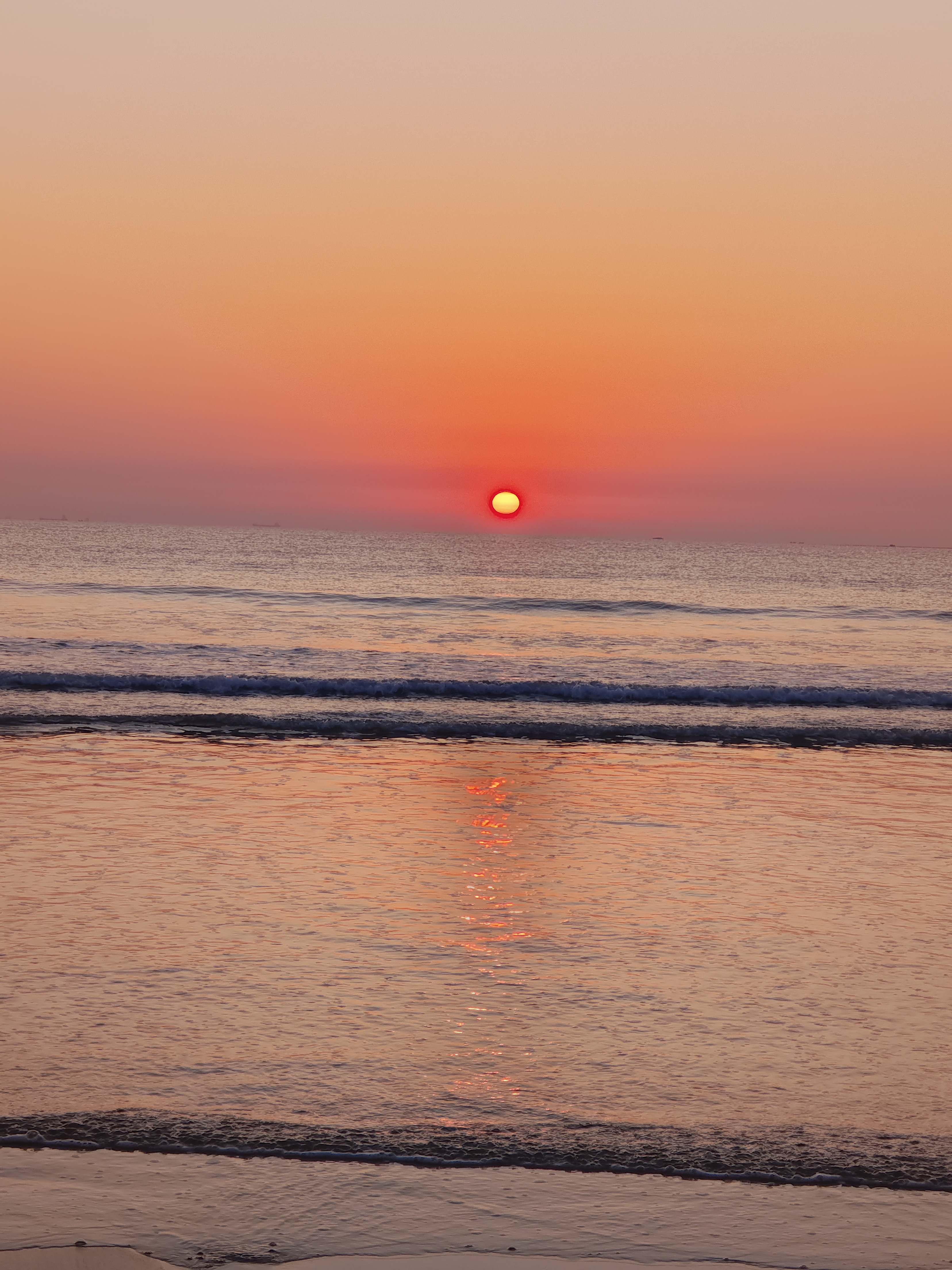 清晨,我踏着微凉的海风,沿着沙滩漫步,向着海边的礁石区走去
