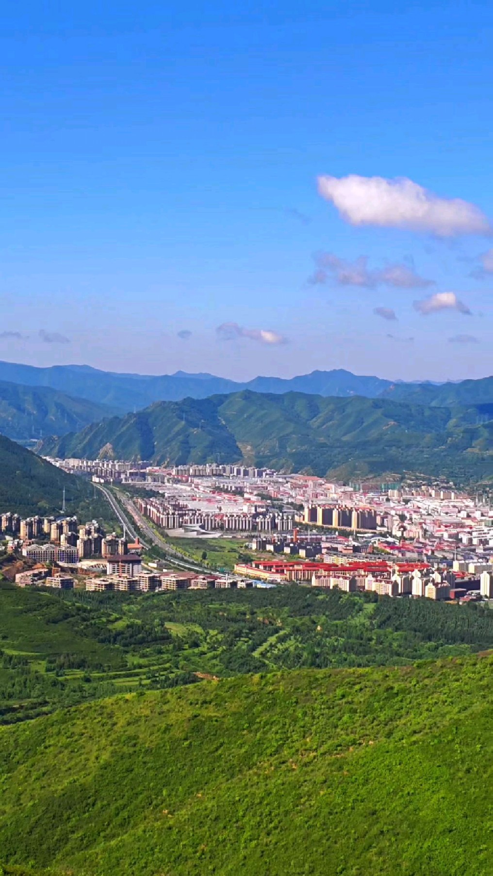 在翠云山银河滑雪场的山顶,俯瞰张家口崇礼城区