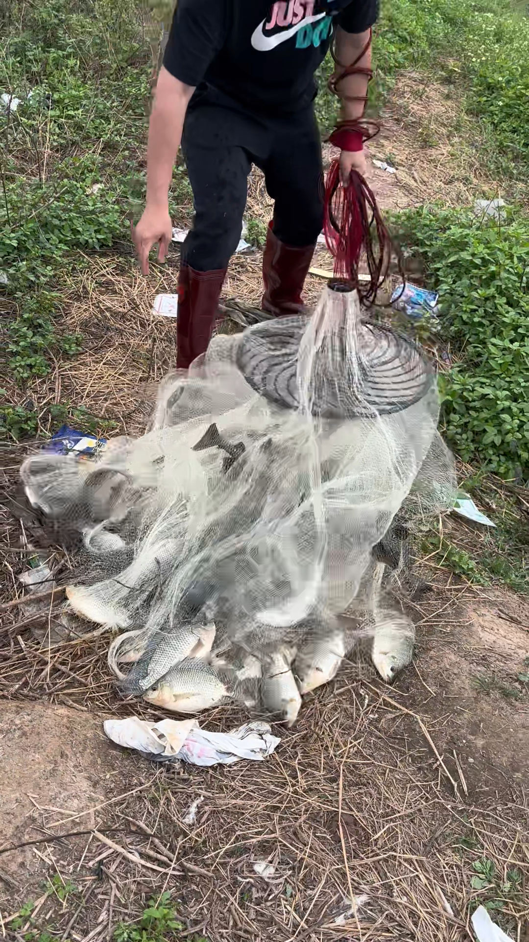 小伙河边一网爆网了#户外撒网捕鱼#飞盘网撒网抓鱼#飞盘网撒网