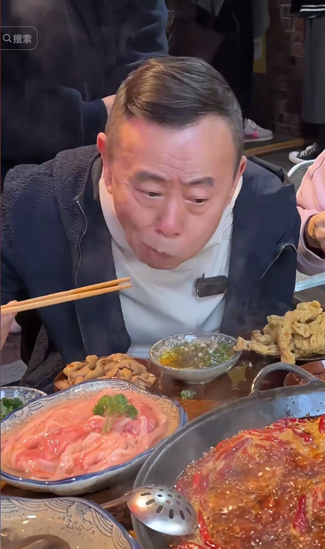 潘长江父女火锅店"轧闹猛",女儿喂饭成焦点