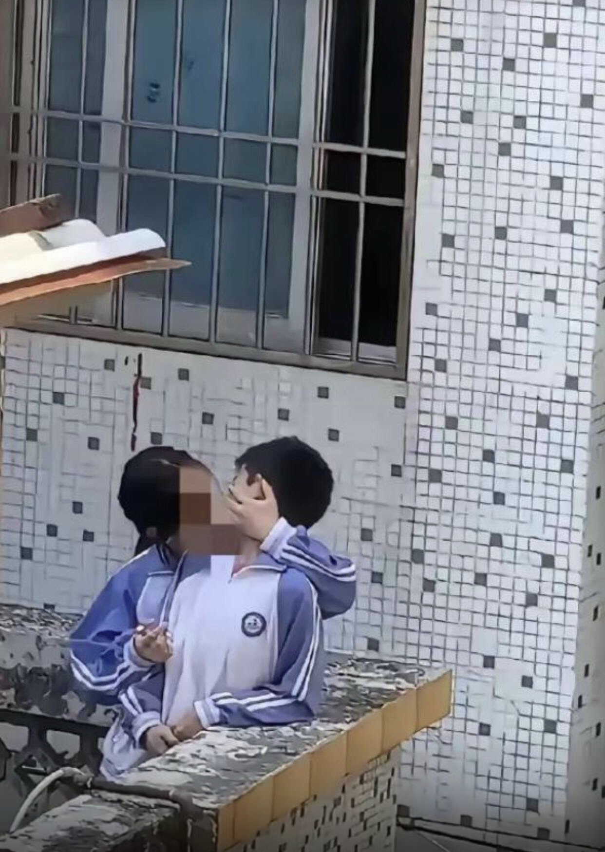 这个世界到底怎么了? 看着他们穿着校服15岁小女孩舌吻