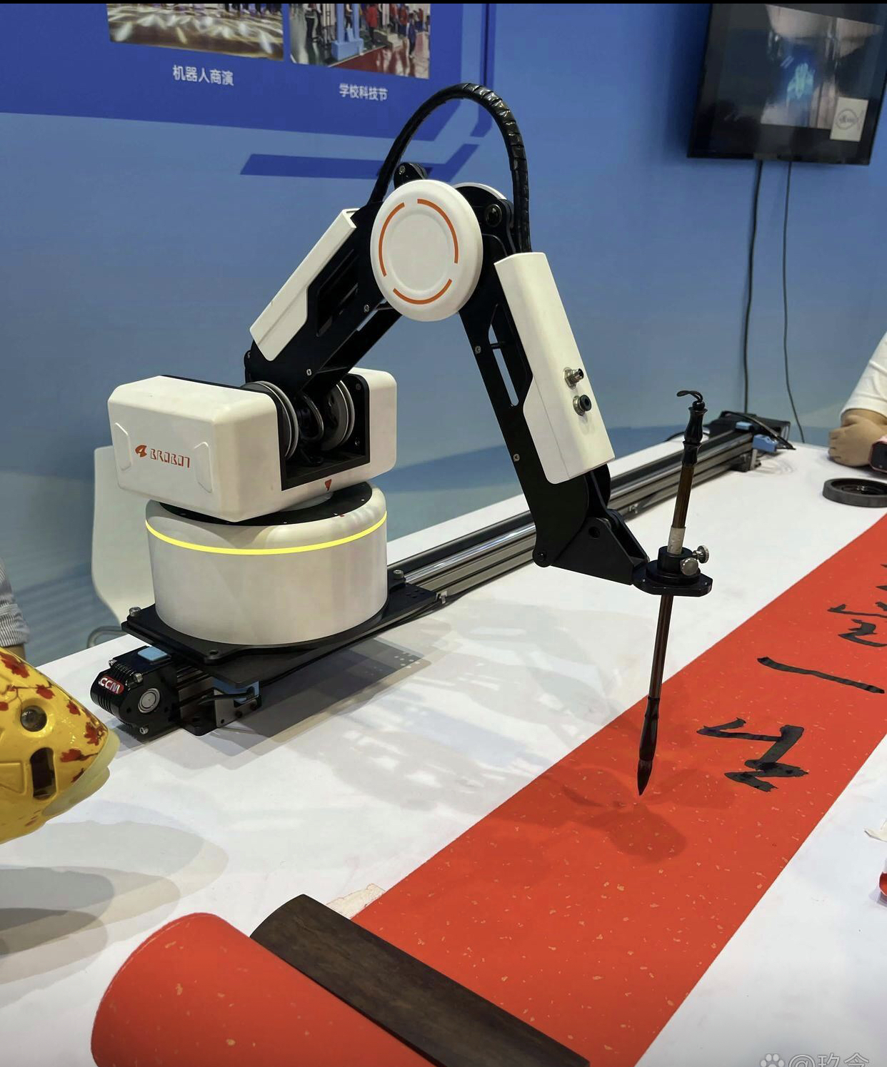 我们单位有个带毒作业的车间,原来20个机器人干活智能机器人工场景