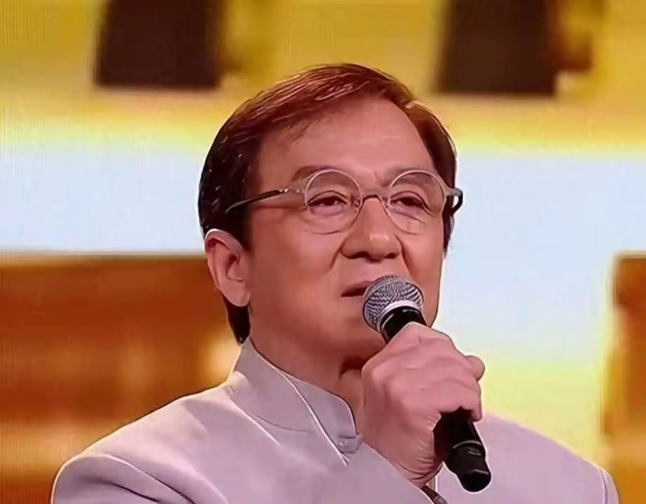 谁承想热搜爆的却是"私生子"三个字,主角竟是坐镇华表奖c位的成龙