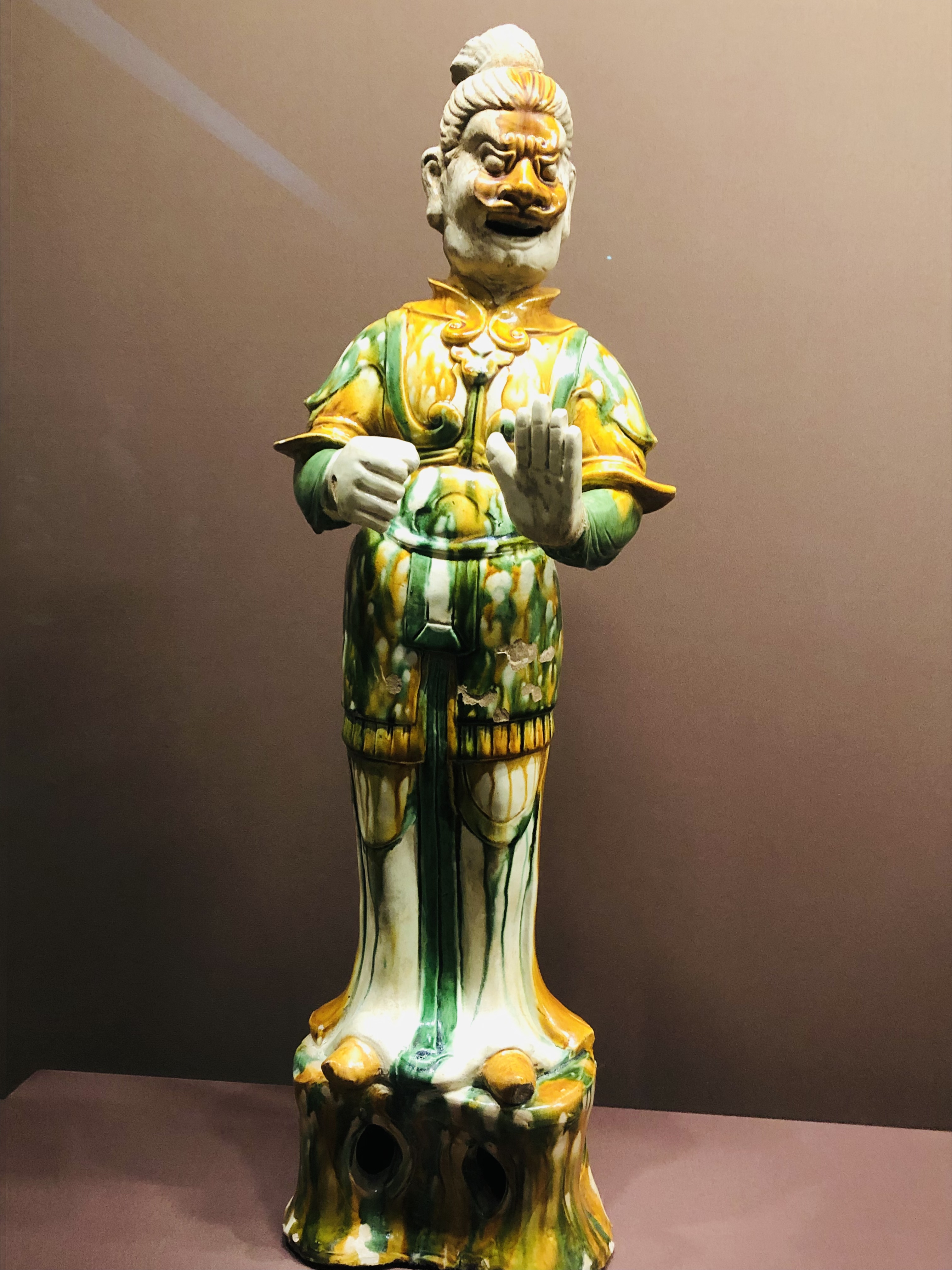 	威猛姿态武士俑头戴盔帽身披甲