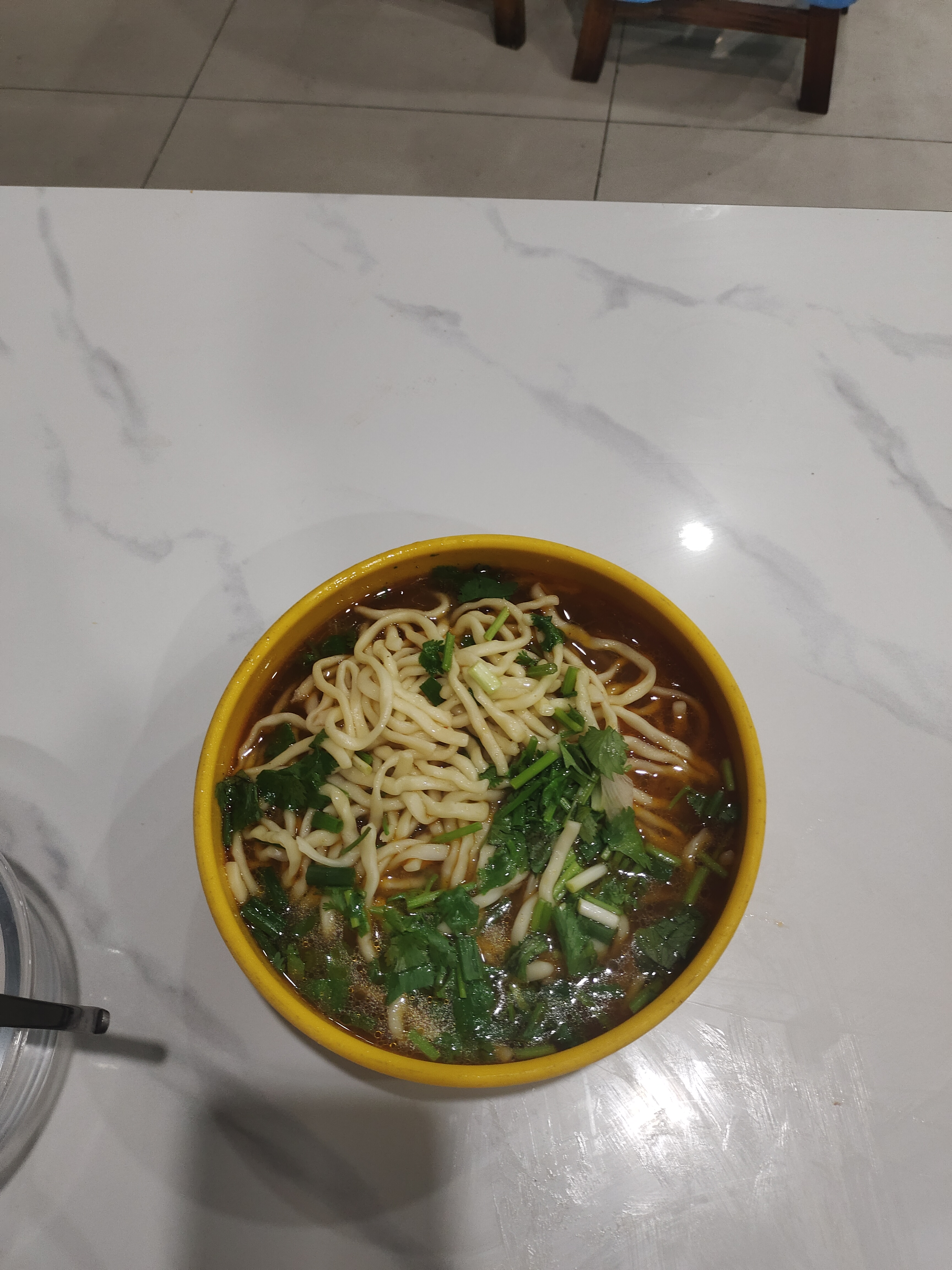 我说我要面条,然后他给我下了一碗牛肉面,还加了点香