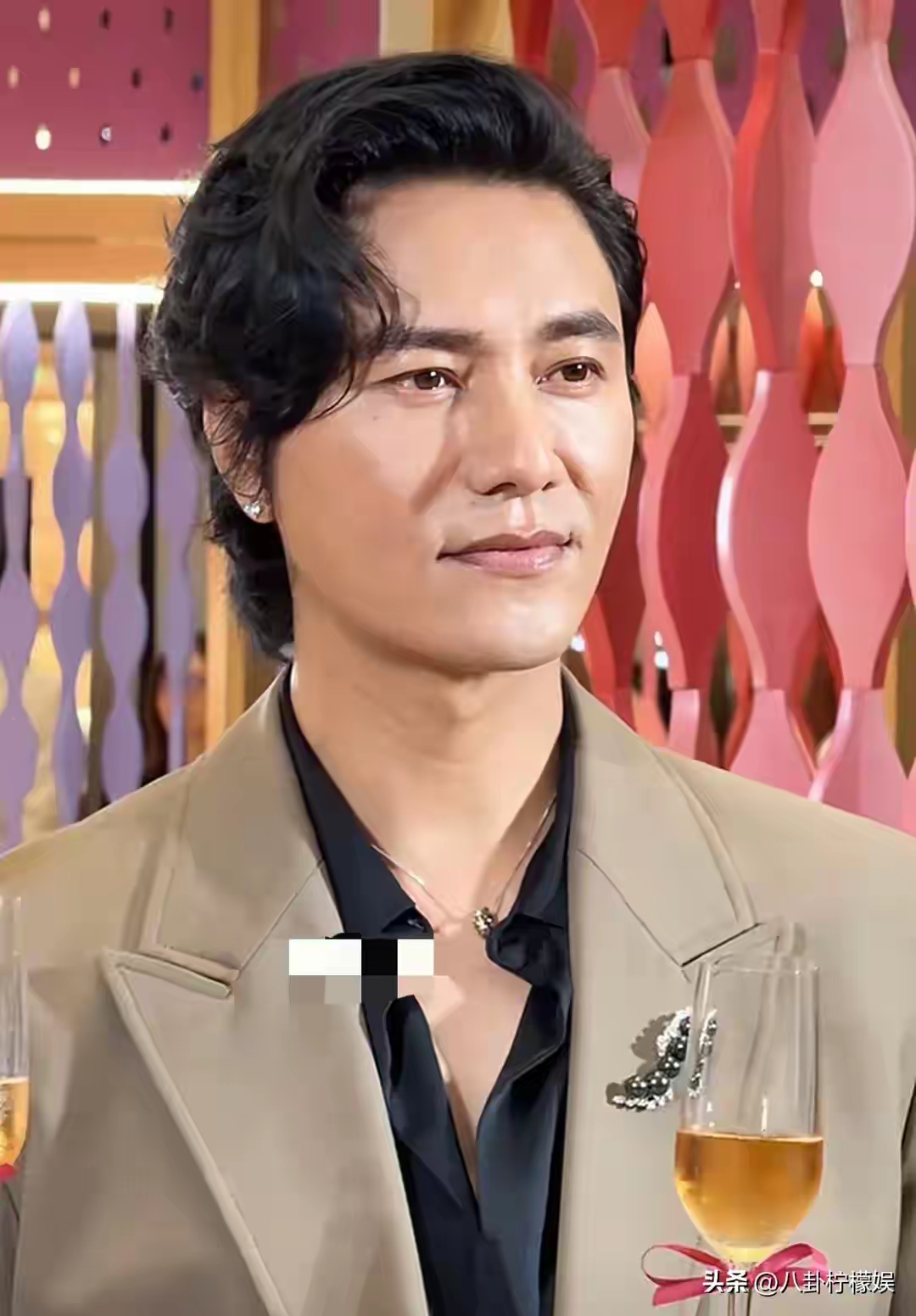 陈坤23岁儿子大学毕业父子餐厅开心庆祝儿子和陈坤一点也不像