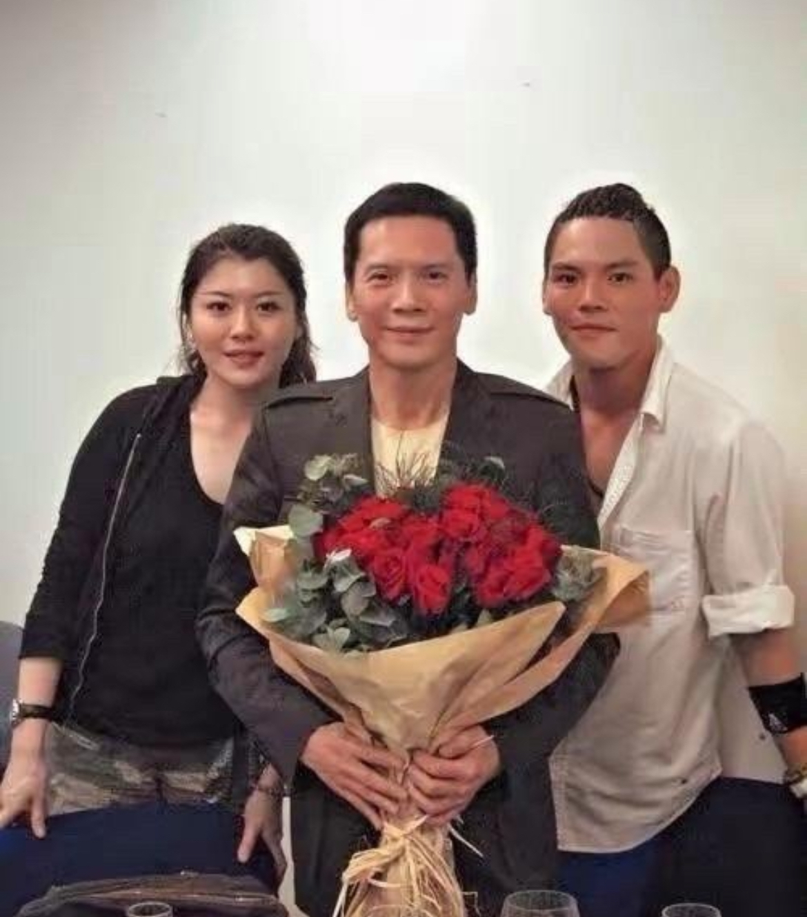 向均羚是向华强和前妻丁佩生的到现在都还没结婚