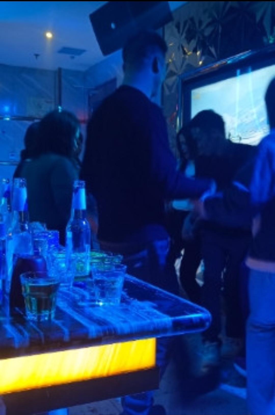 有个女子跟男性朋友聚会结果喝得烂醉如泥断了片儿