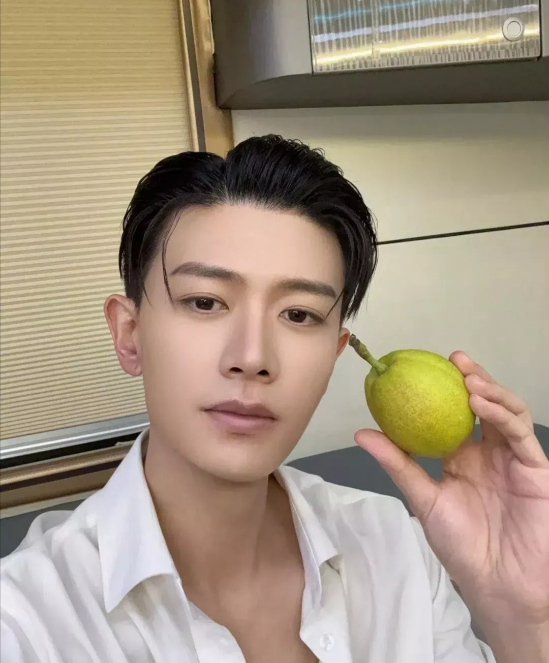 比如任嘉伦,他的自拍照(图2),那叫一个粉雕玉琢,别