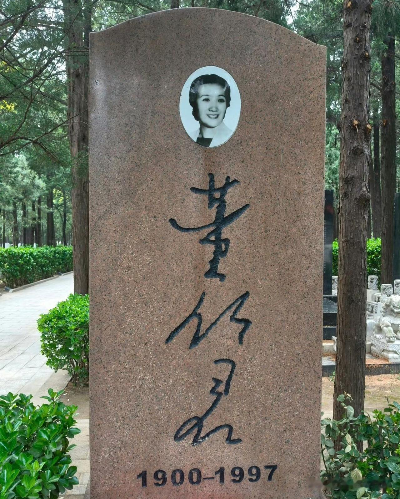 12月20日杨紫说自己去了董竹君的墓地还和她剧中的5个孩子拍了定妆