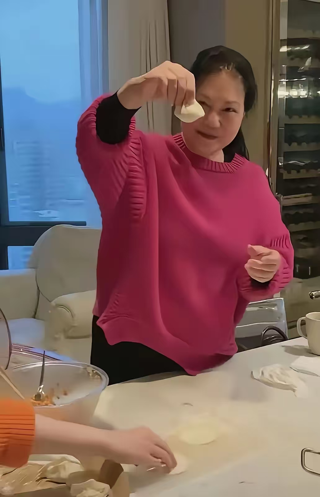 她的女儿跟她一样,宁可放弃大明星的事业,也要亲自带孩子