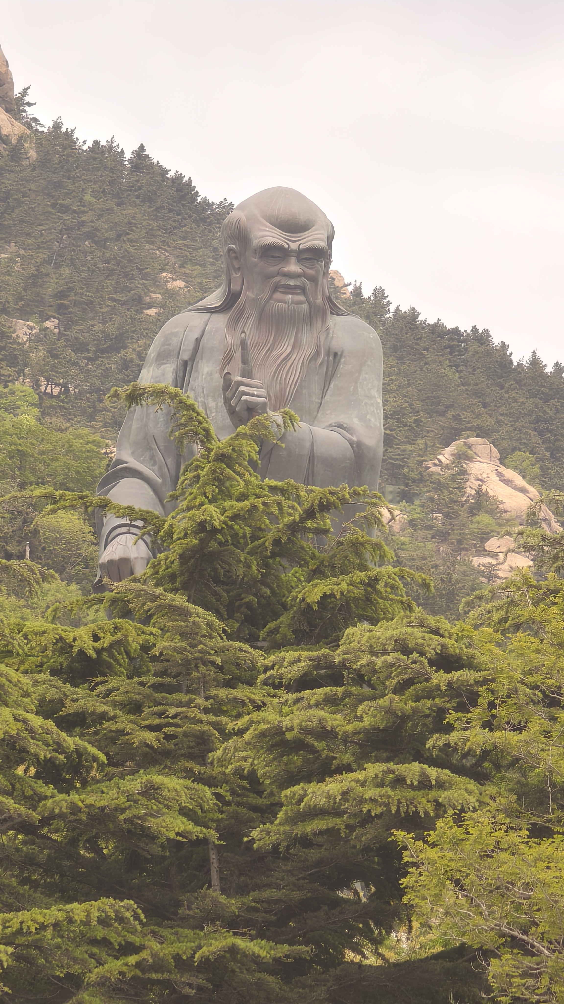 老子像坐落在崂山风景区的太清宫,风景很美,千年古树,还可以看看大海