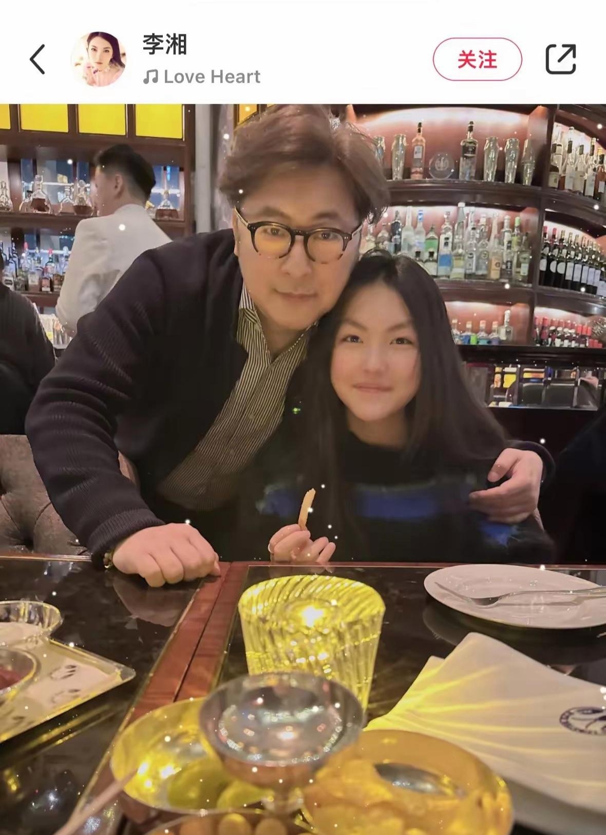 李湘主持完当场对着全国观众说道在这里我也要祝一位叫王诗龄小