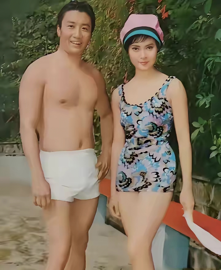 这是谢霆锋的爸爸四哥年轻时的照片,四哥年轻时确实帅呆了,不知道旁边