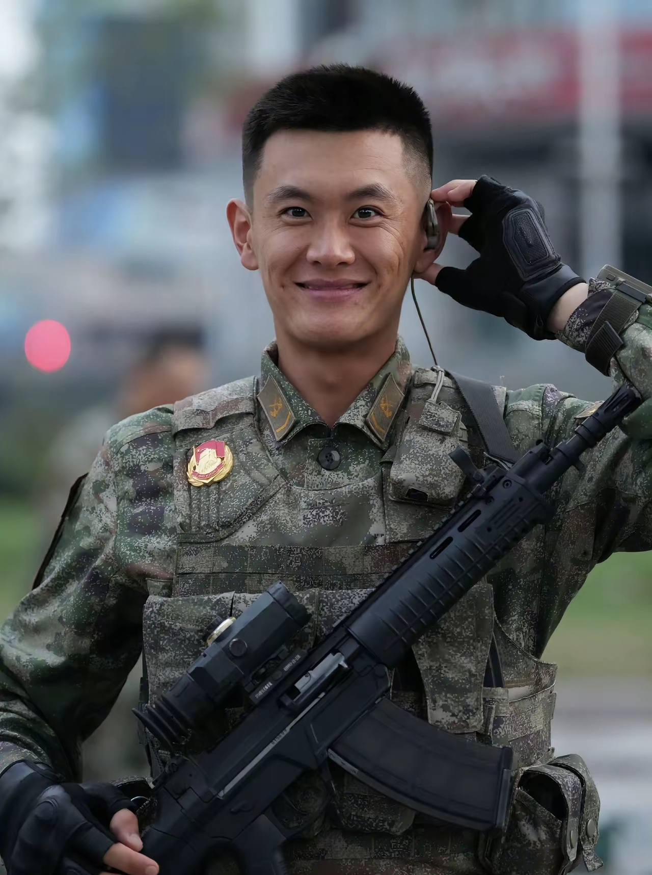 之前光觉得军队严肃,庄严,今天这么重要的场合肯定更是,没想到新华社