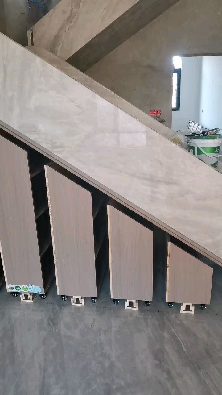 利用自建房楼梯下面空间做个推拉储藏柜,美观又实用