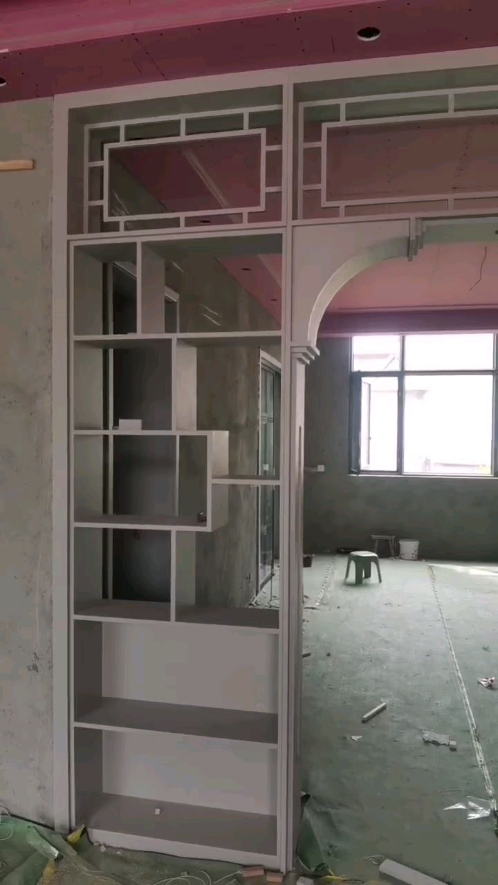 木工现场制作自建房业主喜欢的半圆弧花架隔断