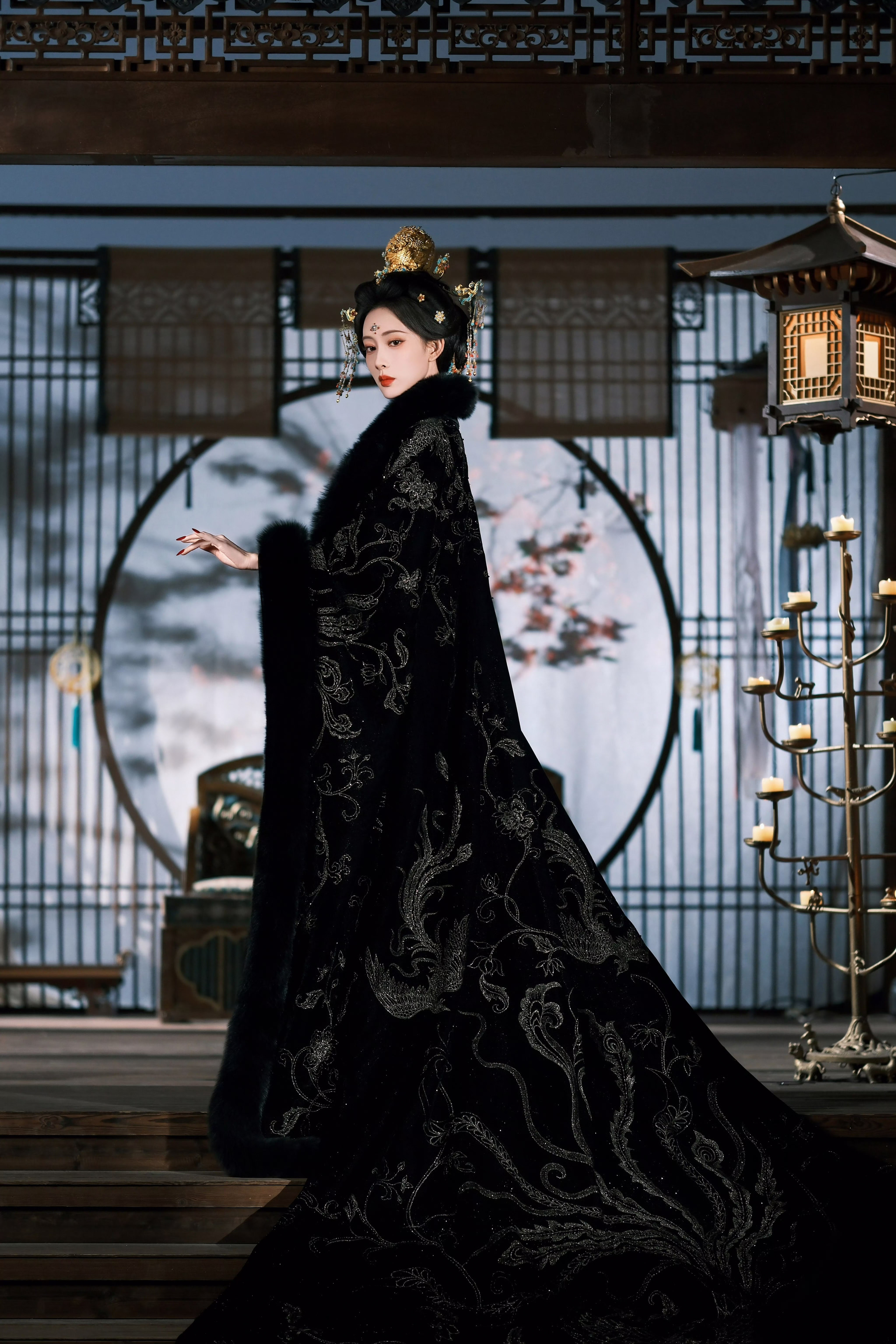 黑色绣金古装华贵又大气,搭配精致的金饰头饰,还有额间的花钿,尽显
