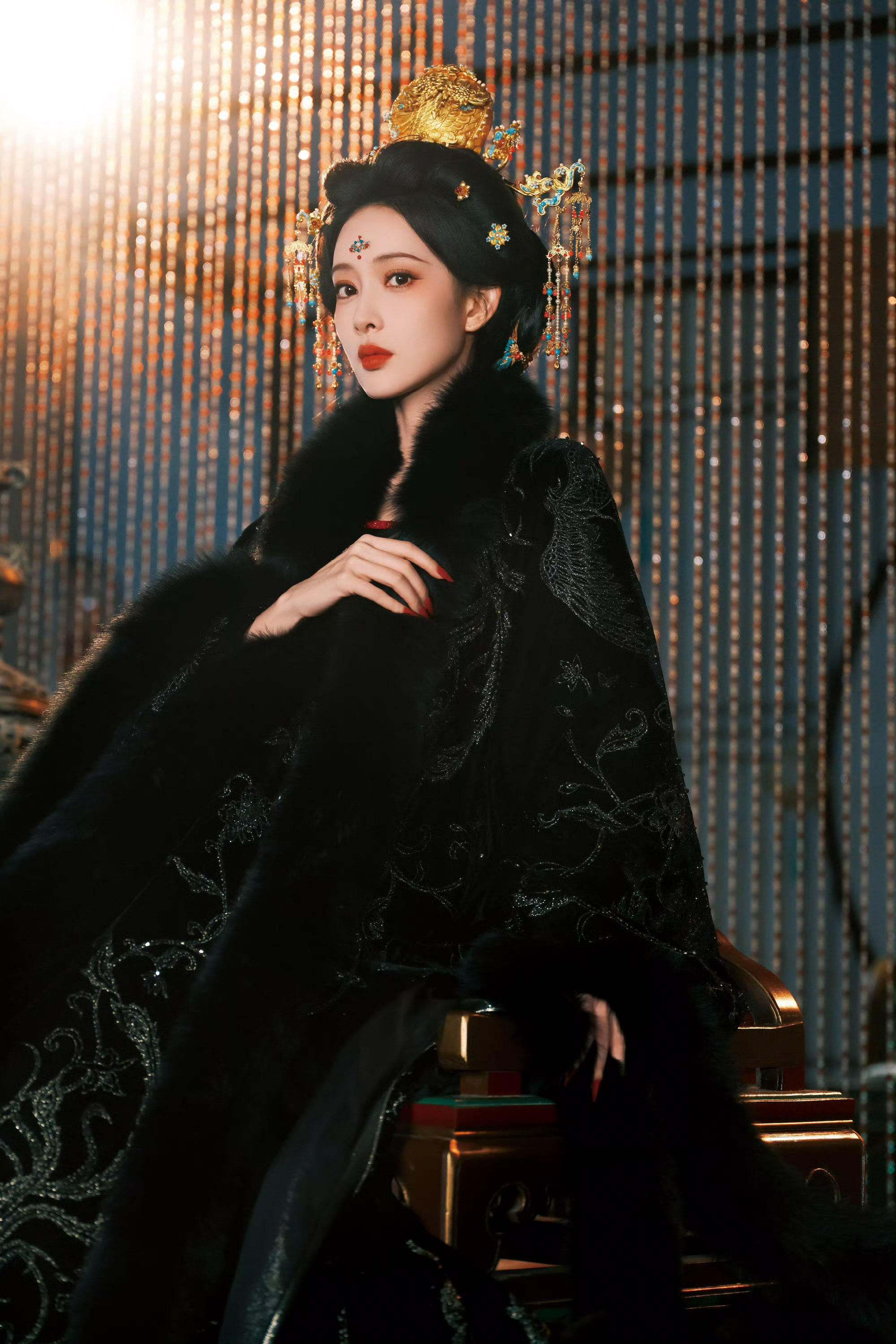 黑色绣金古装华贵又大气,搭配精致的金饰头饰,还有额间的花钿,尽显