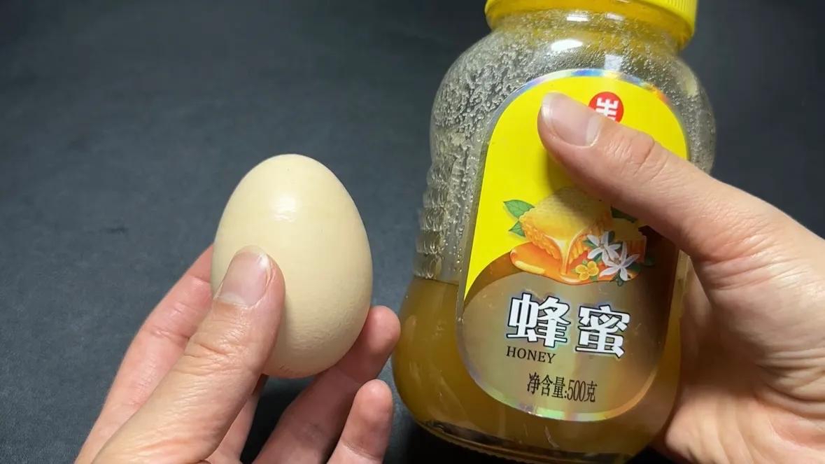 蜂蜜和鸡蛋在一起吃会中毒吗(蜂蜜和鸡蛋一起吃有什么反应)
