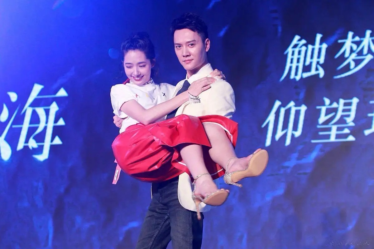 宣传期那阵,不管是活动现场的甜蜜对视,还是冯绍峰上演的公主抱,互动