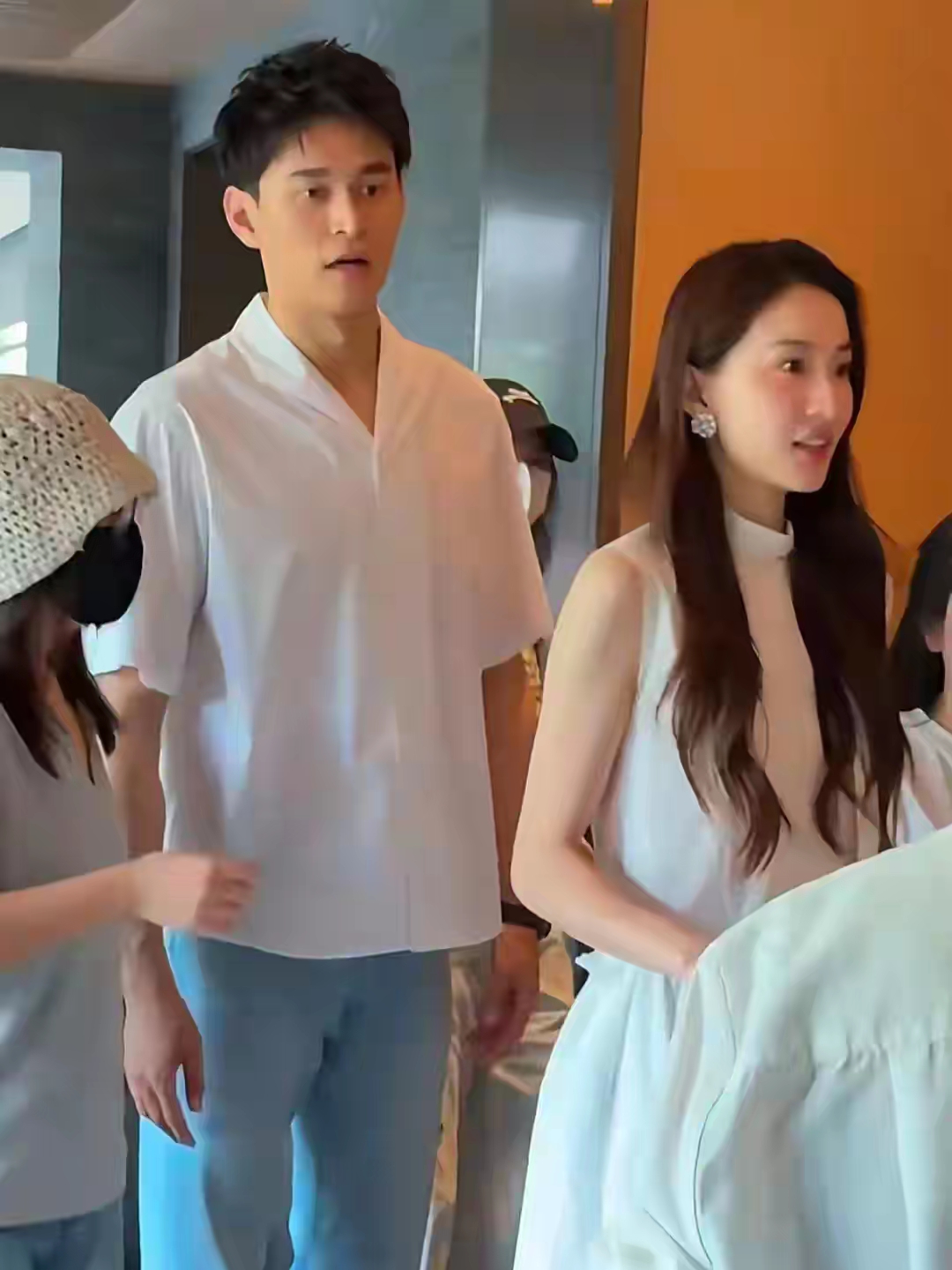 孙杨与妻子张豆豆携手亮相活动现场夫妻同框的画面瞬间引发网友热议