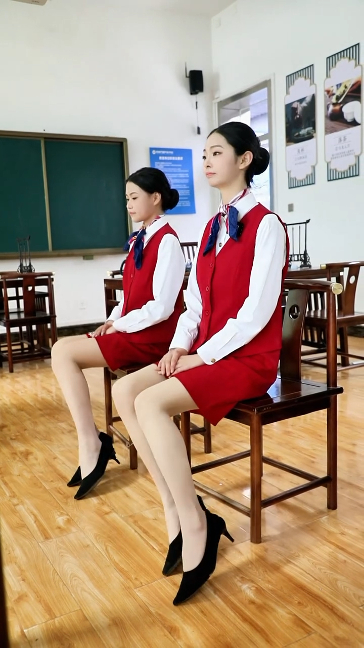 乘务专业小姐姐教你坐姿礼仪的最全姿势,快来学学吧!