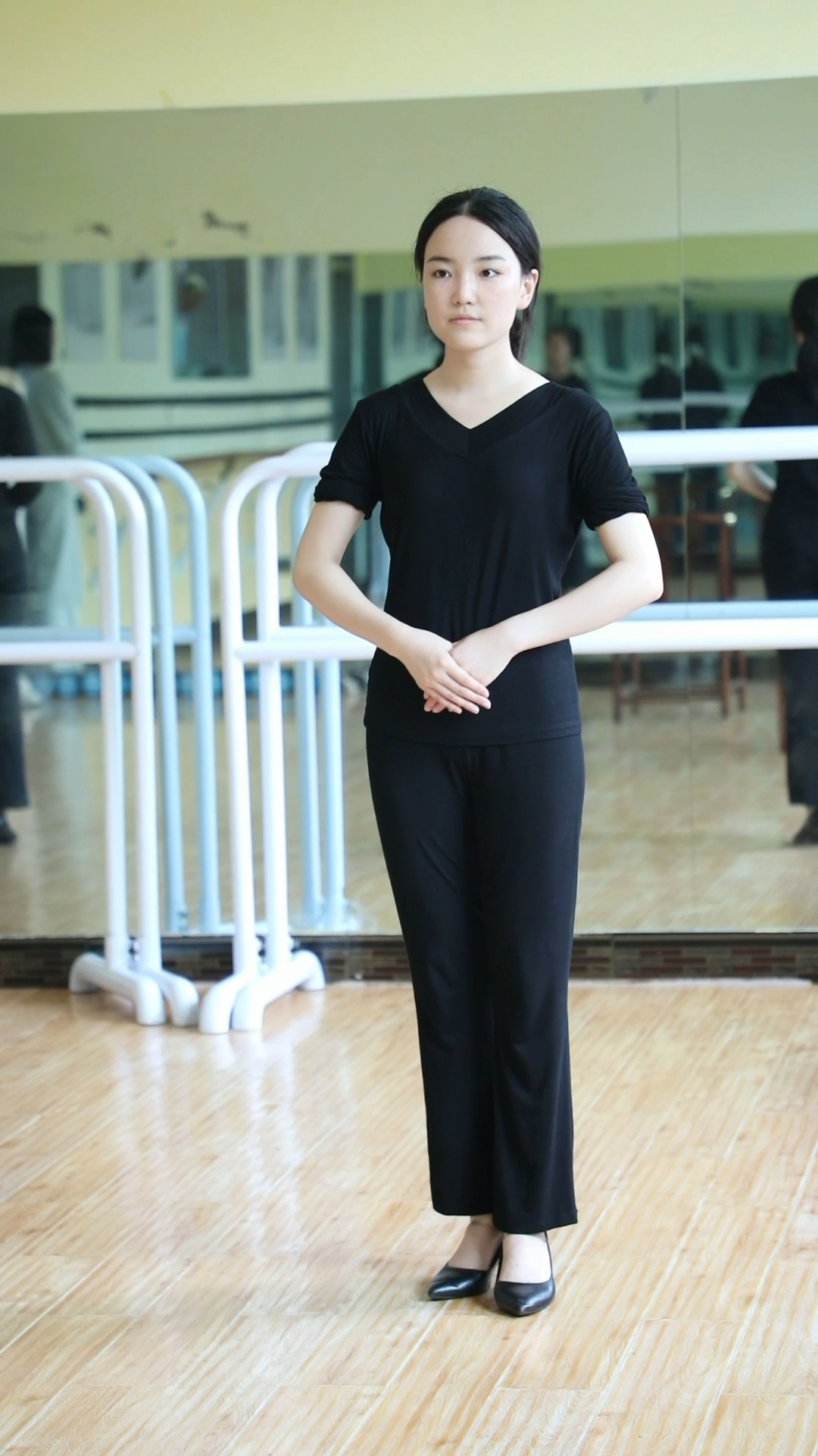 乘务专业小姐姐站姿礼仪练习中,快来学学吧!