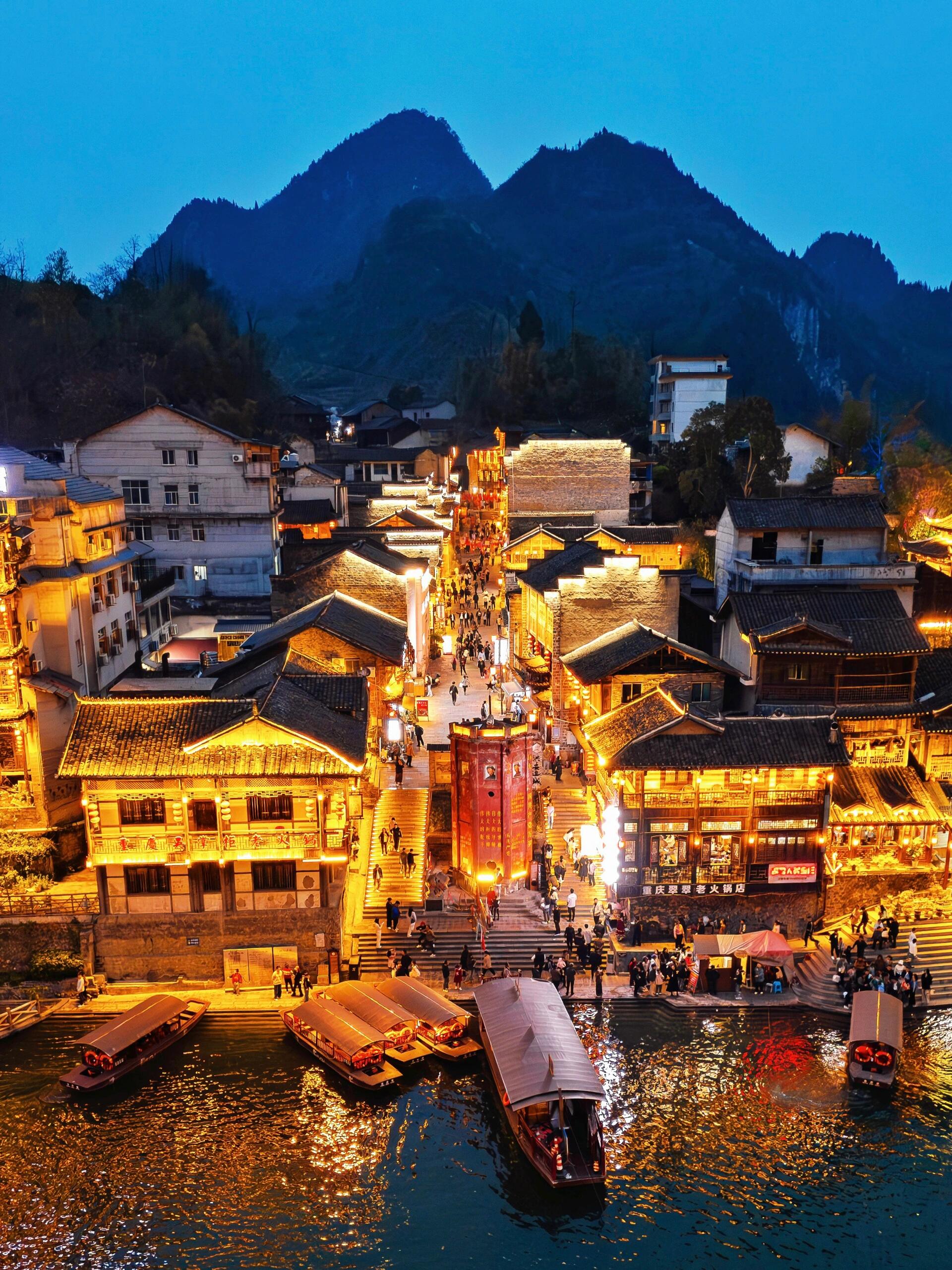 边城在湘西花垣县,门票免费,由湖南茶峒古镇和重庆洪安古镇组成