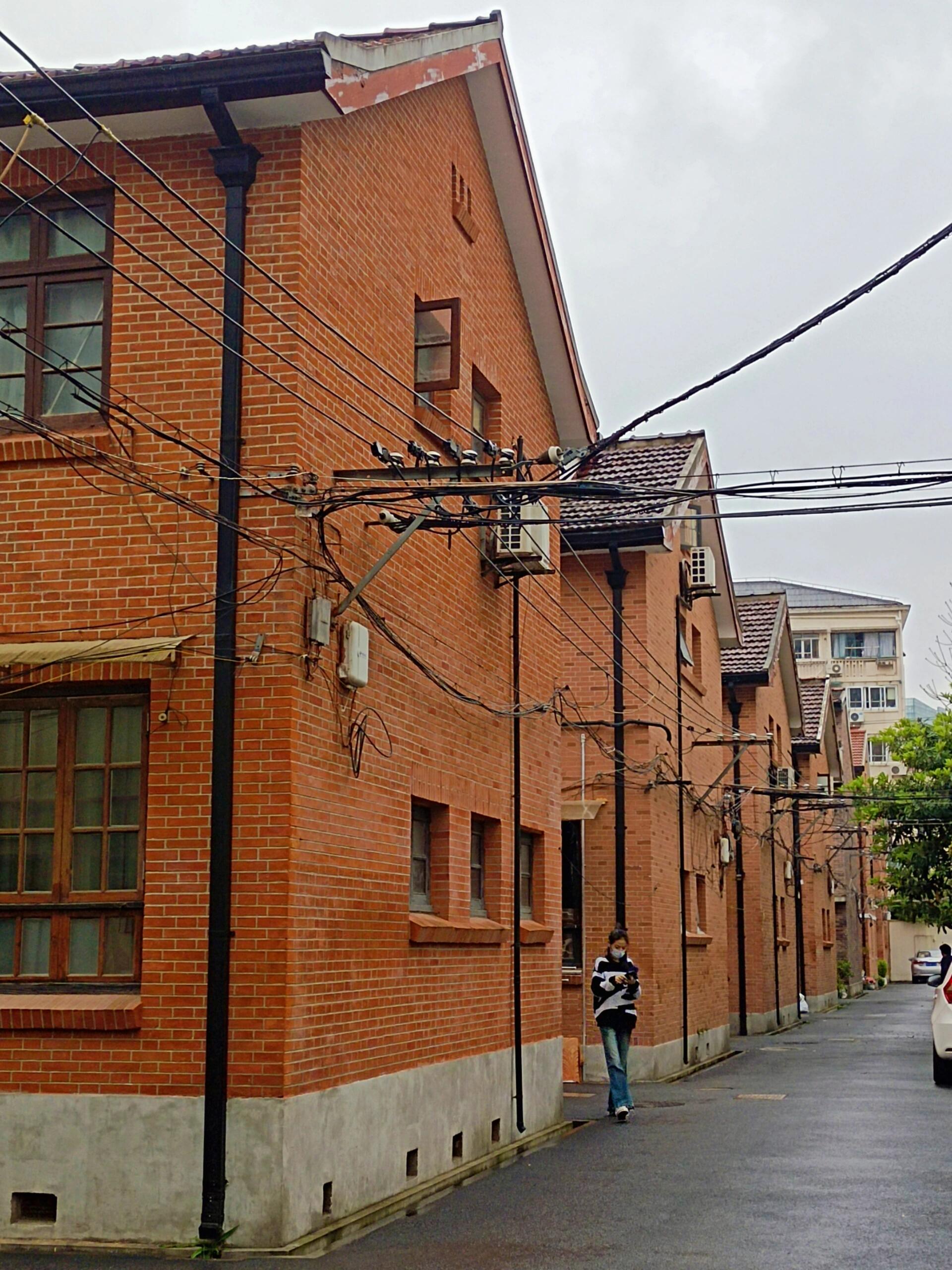 咱从延安西路2号口出站开启旅程