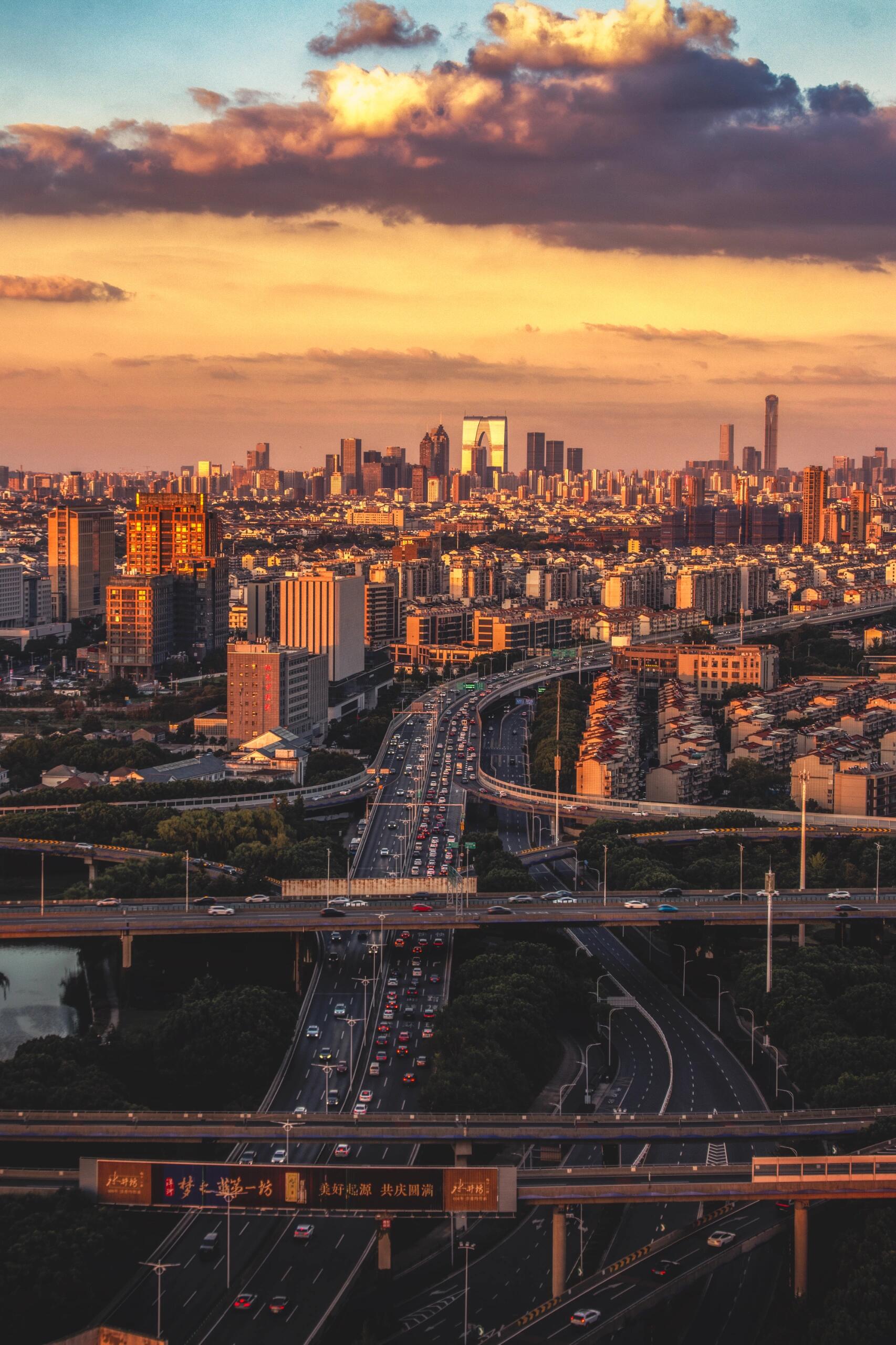 cbd的高楼大厦在城区东边立着,老城区又严格限高,城西还有能俯瞰全城