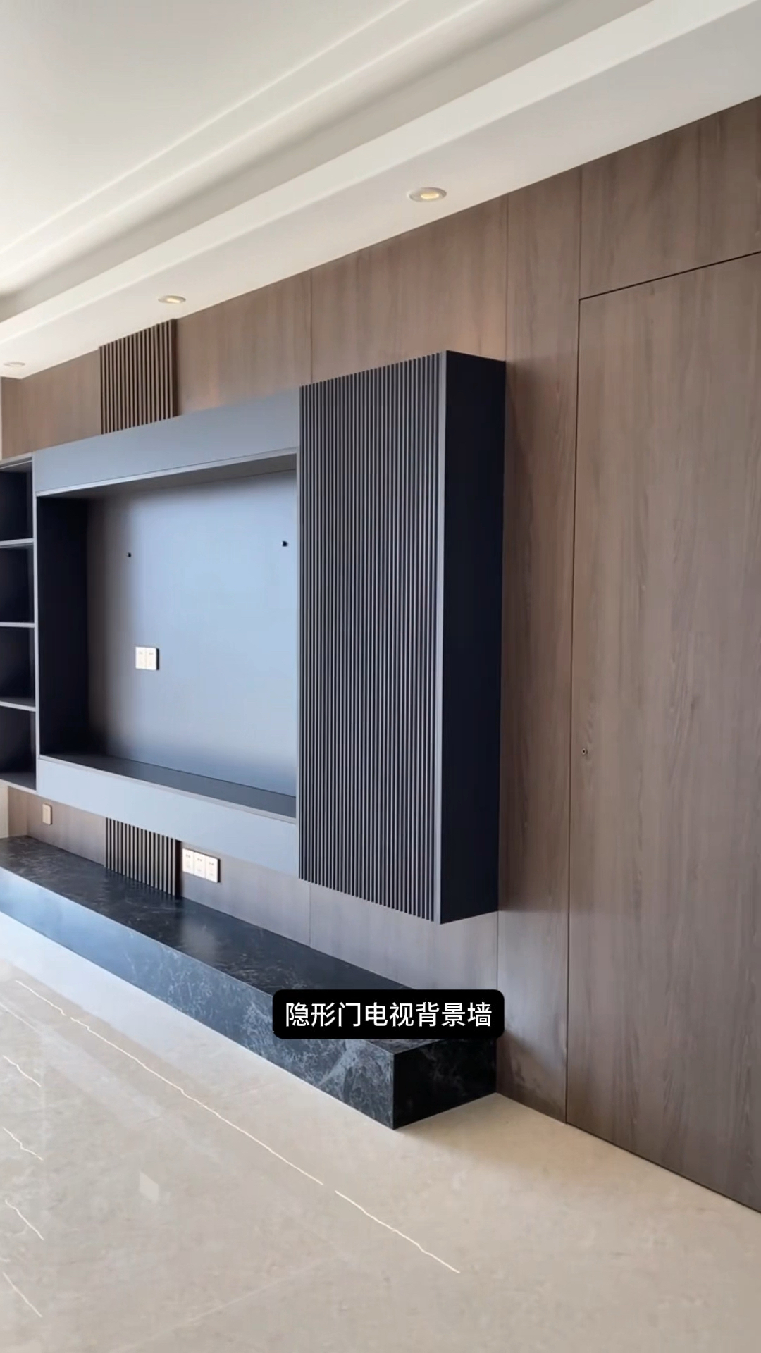 意式极简风隐形门电视背景墙