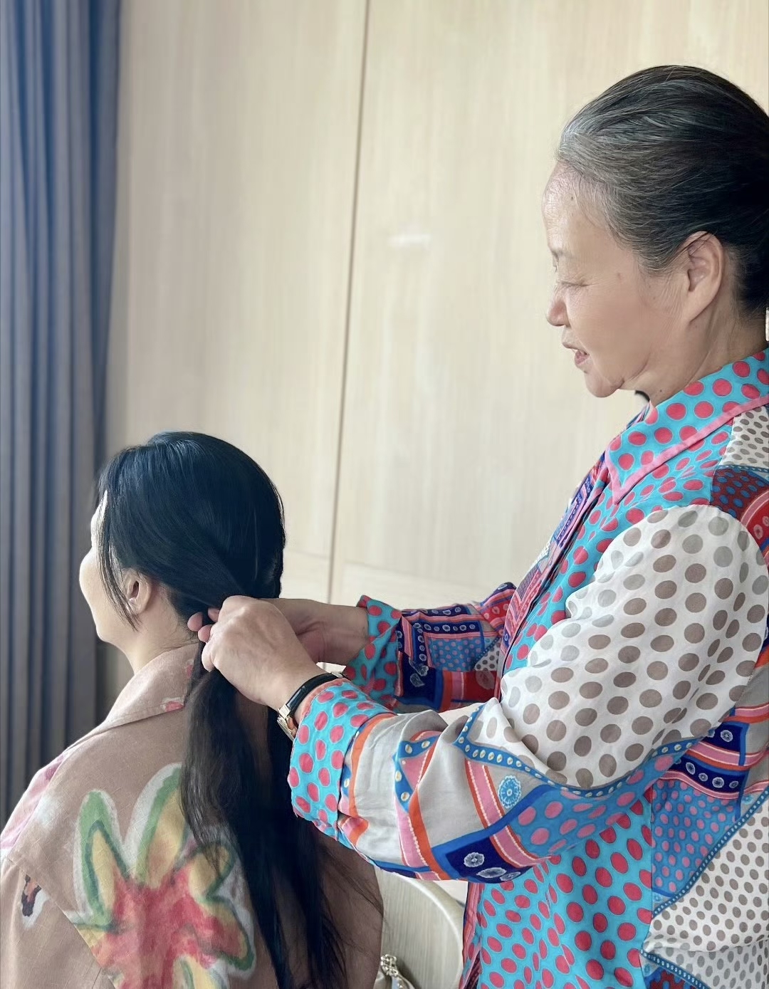 当我们还是小女孩的时候我们爱留着长头发妈妈就是这样站在我们身边
