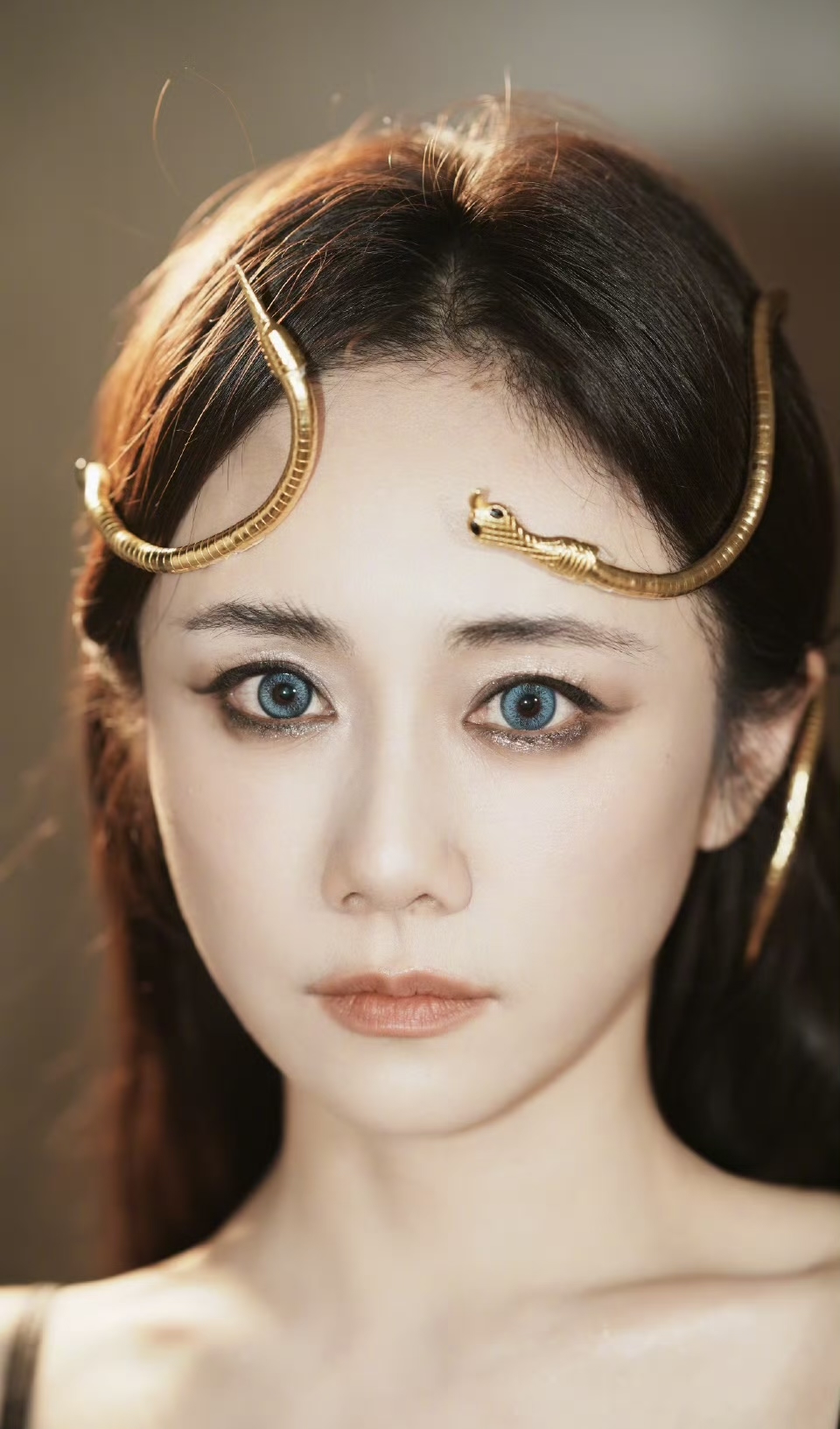 女星刘芸头戴一条金色蛇饰,眼睛里带着蓝色美瞳,有