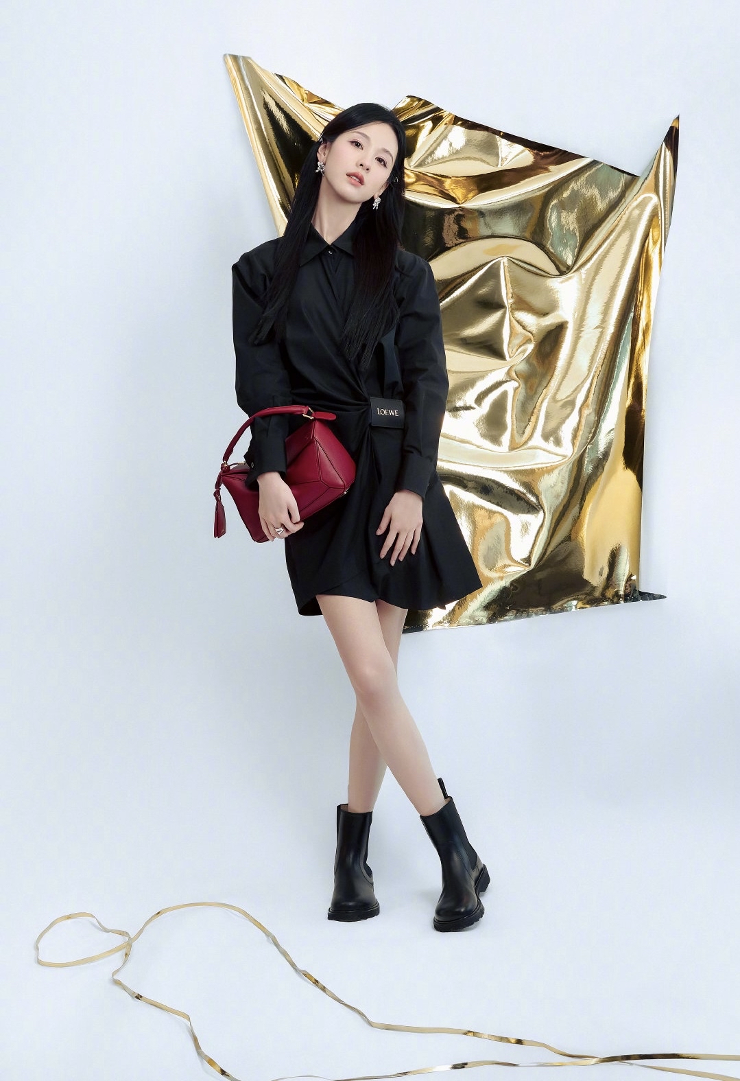 陈都灵背后的金色背景布是不是忘记取下来了,拍全身照的话这个背景布