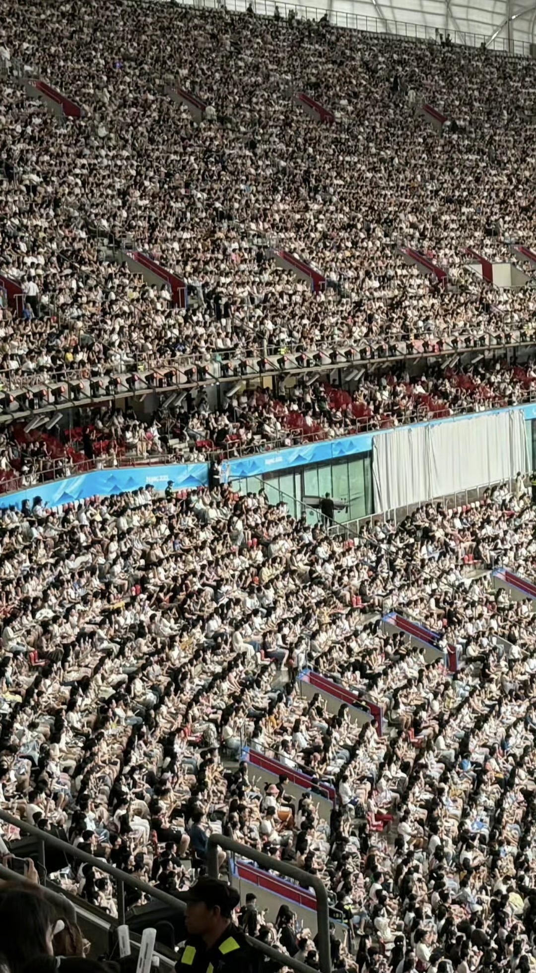 张杰演唱会的上座率好高,观众席黑压压一片坐满了人,这绝对是内娱顶流