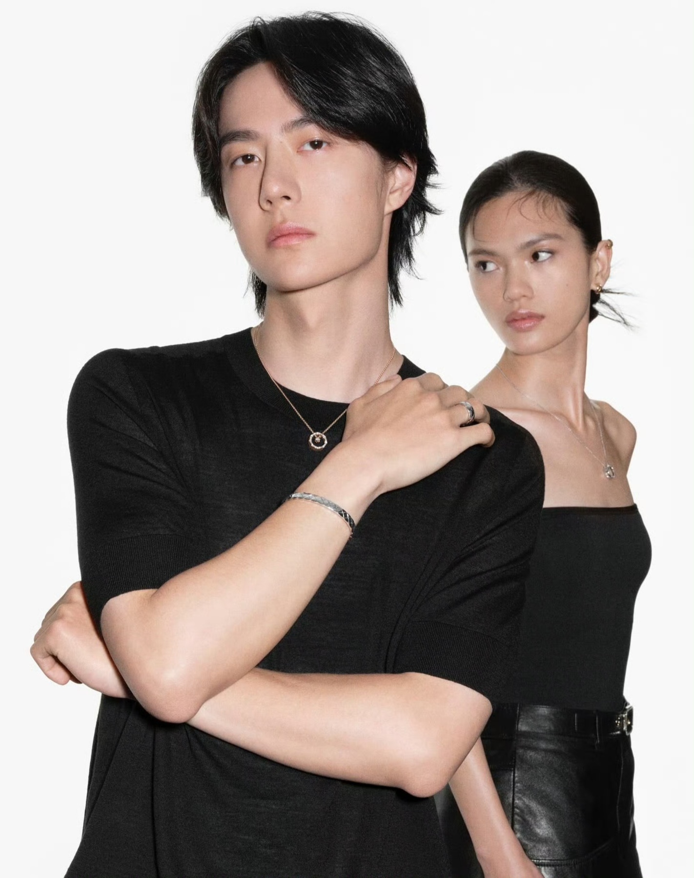 他们穿上黑色的衣服点缀细细的金属项链  耳钉和手镯