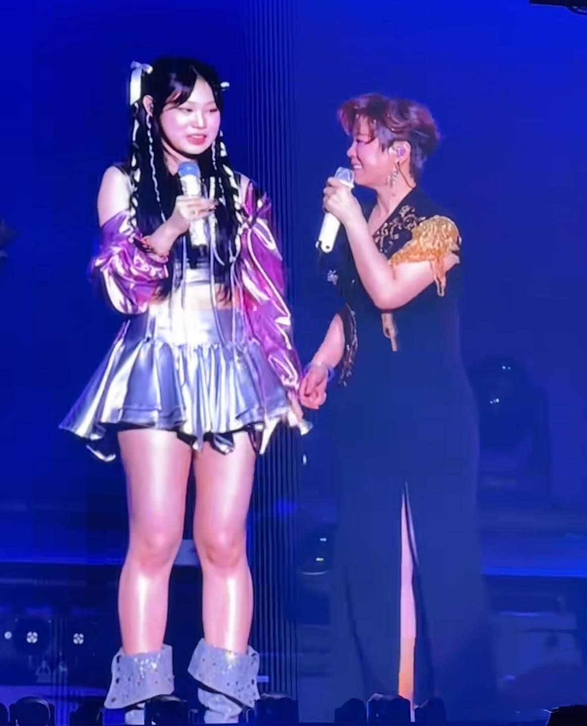 —竟然是他女儿 从她的装扮来看,很时尚,有女团的风范