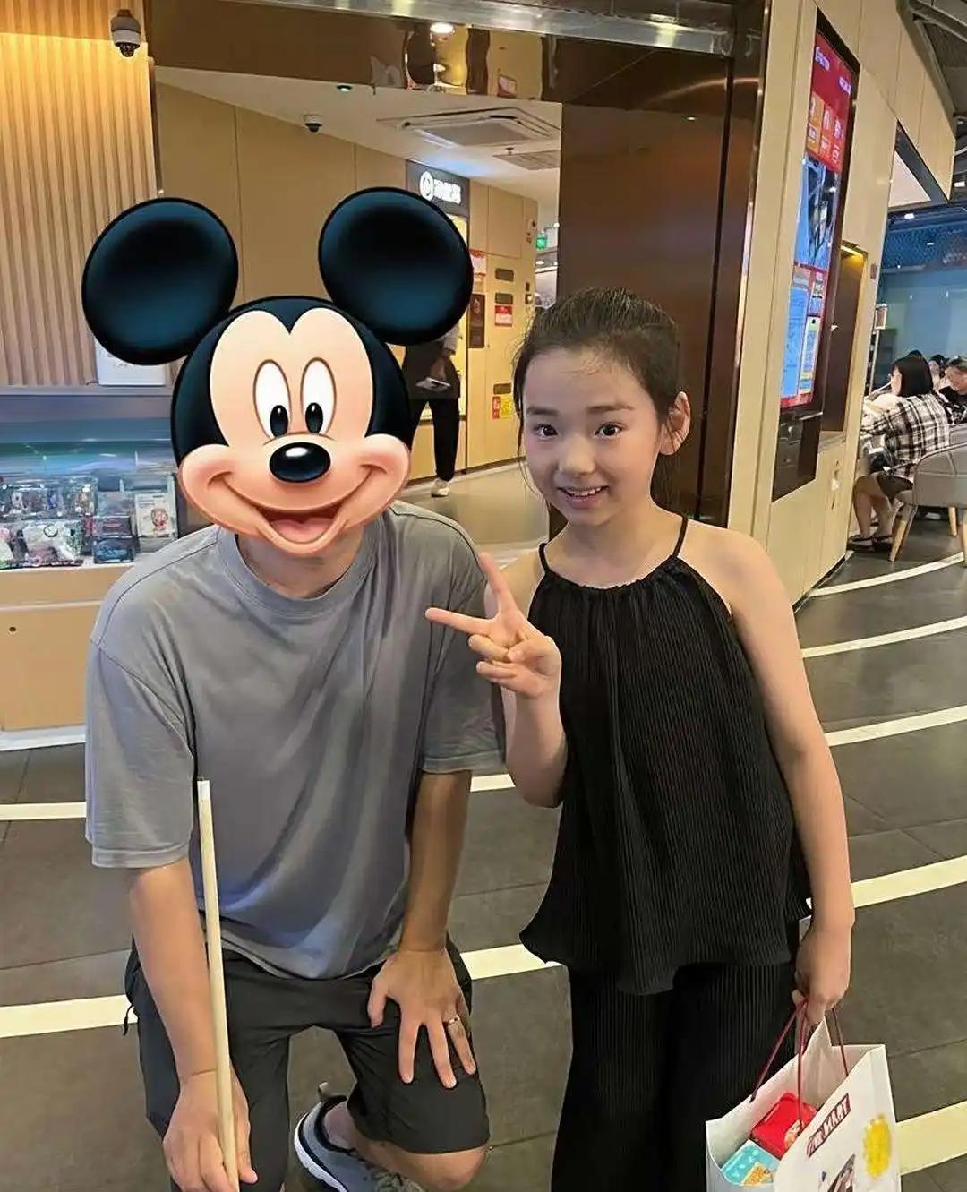 仔细瞧瞧,小酒窝好像比之前胖了点,脸也更圆润饱