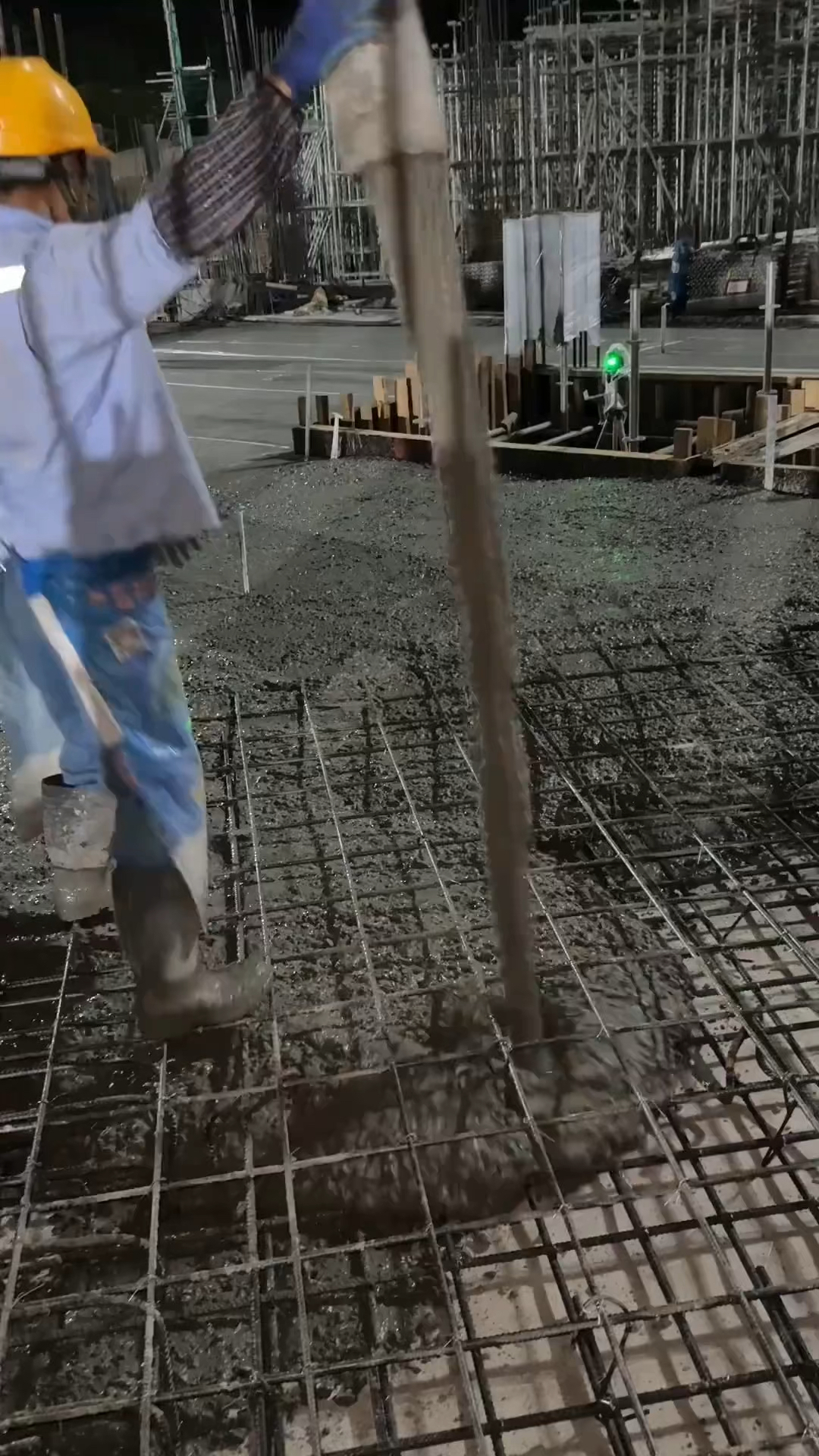 夜晚的混凝土施工现场