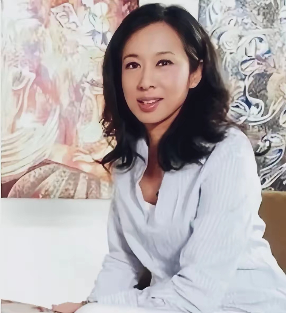63岁朱玲玲逛街被前夫霍震霆的劳斯莱斯截胡保温杯里装的哪是雪梨